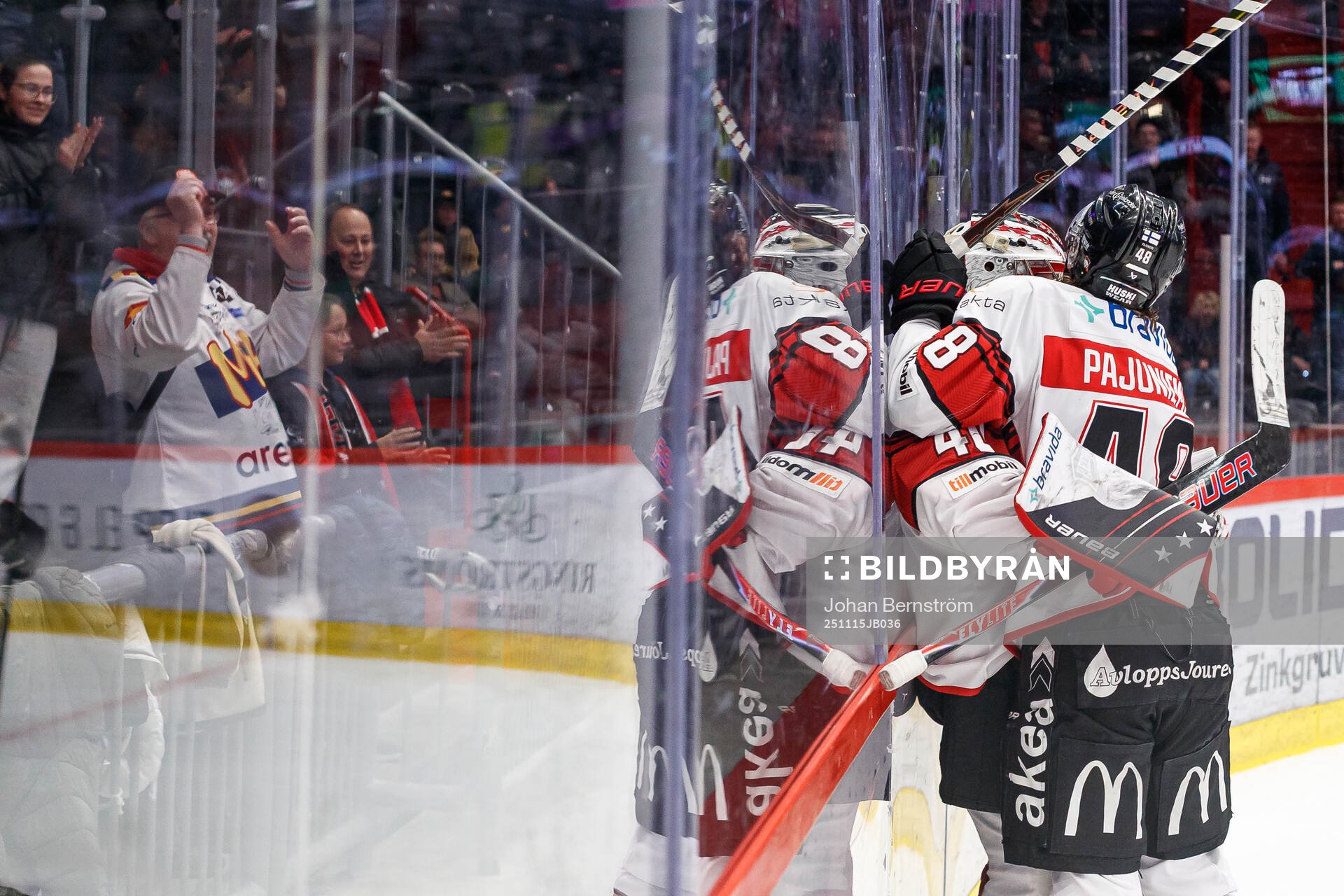 Malmö Redhawks spelare jublar