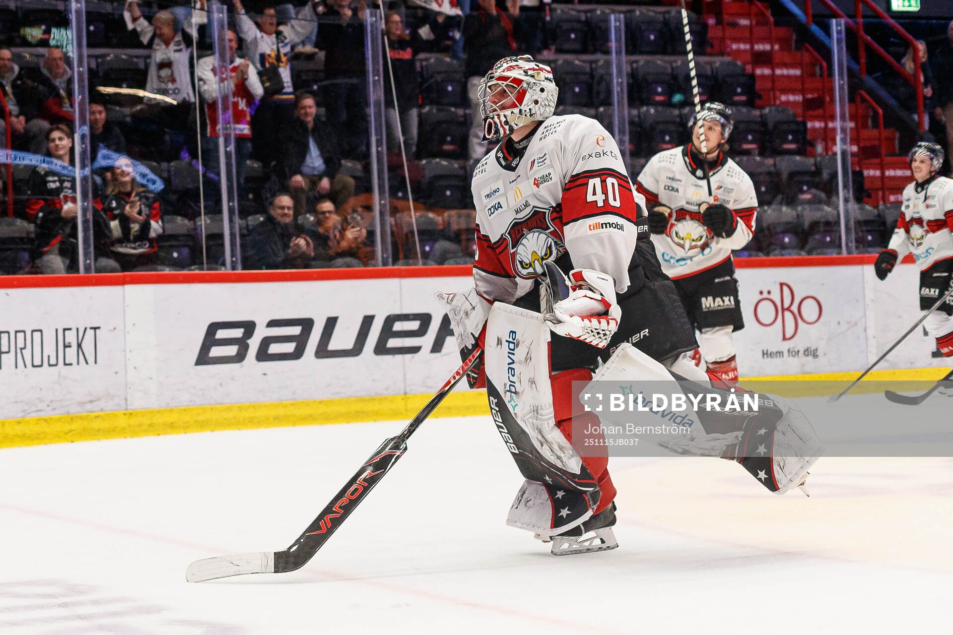 Malmö Redhawks målvakt Oskar Blomgren jublar