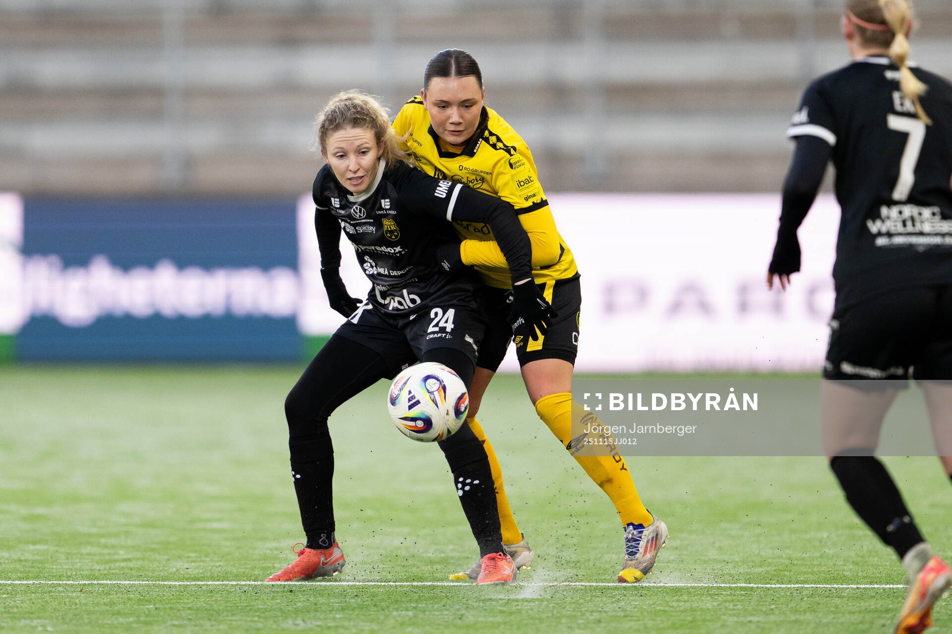 Umeås Nicole Robertson och Elfsborgs Hedvig Petersson