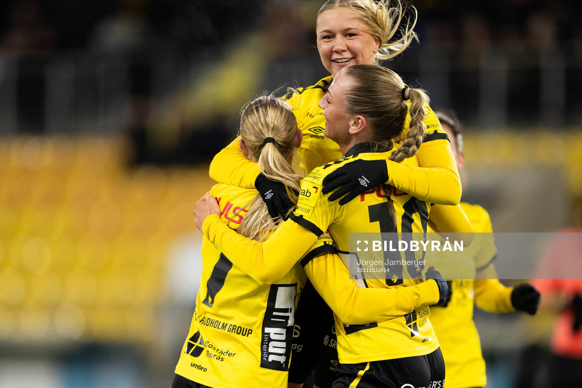 Elfsborgs Stina Jensen jublar med Hanna Jiozon och Alice