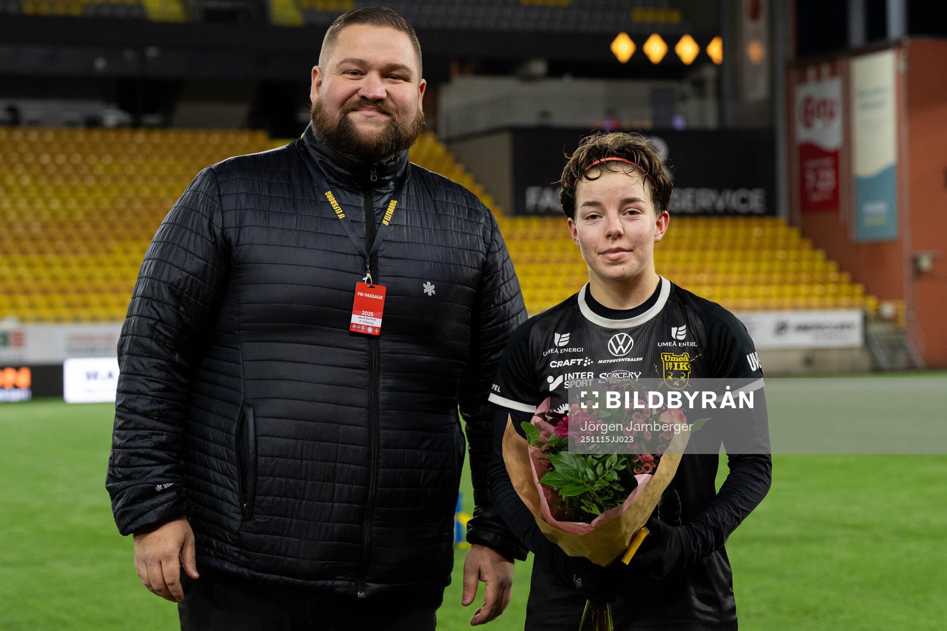 Elfsborgs Jacob Norrhult lämnar över blommar till Umeås