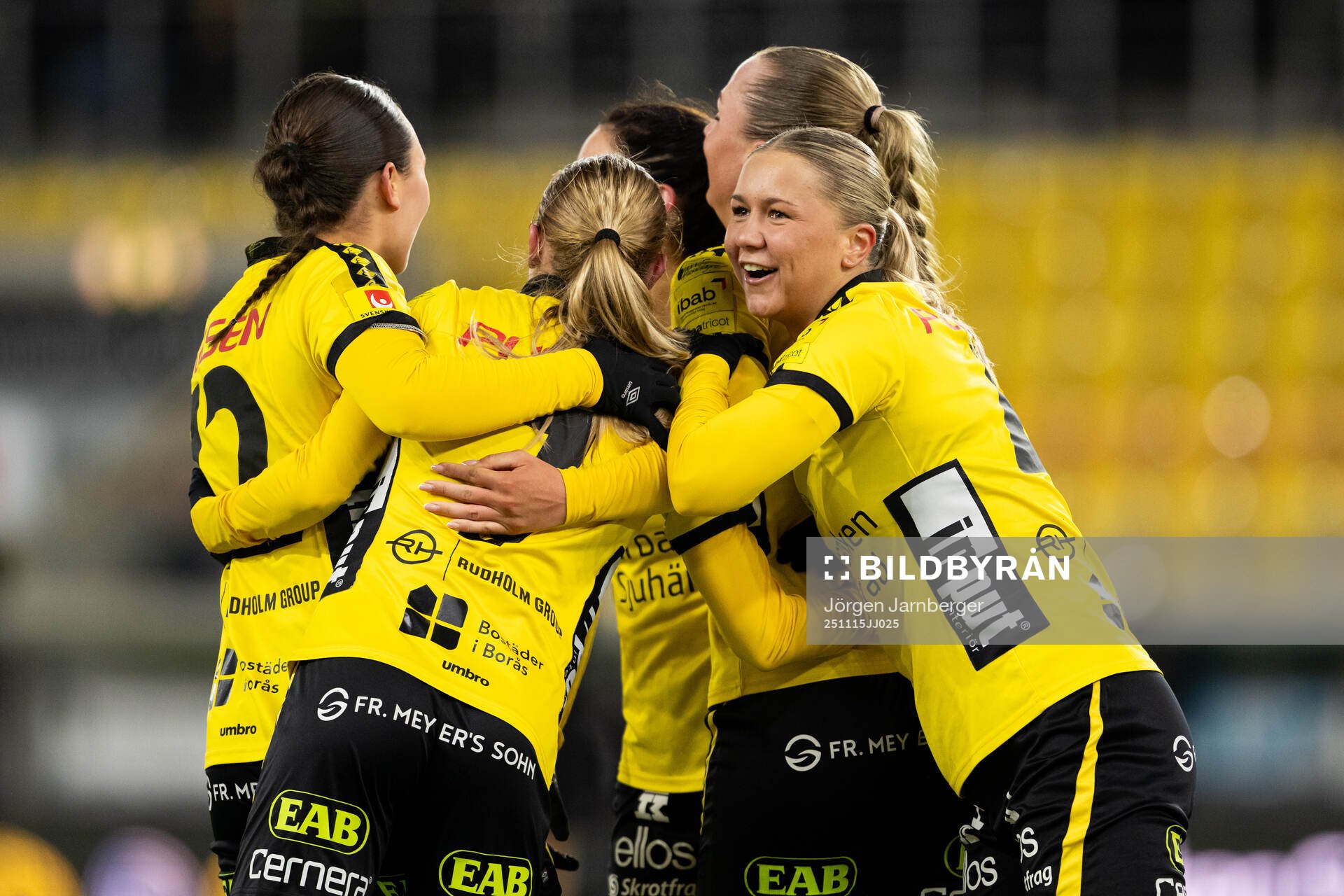 Elfsborgs Stina Jensen (skymd) jublar med Alice Broman