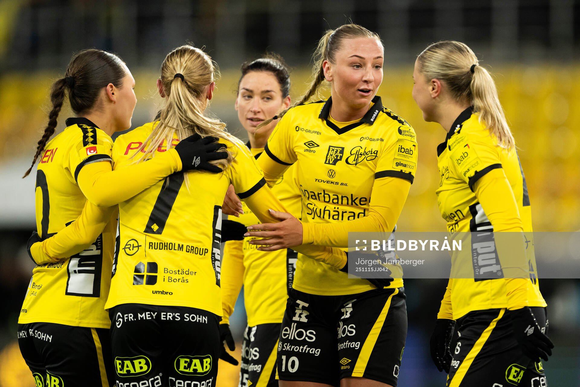 Elfsborgs Stina Jensen jublar med lagkamraterna