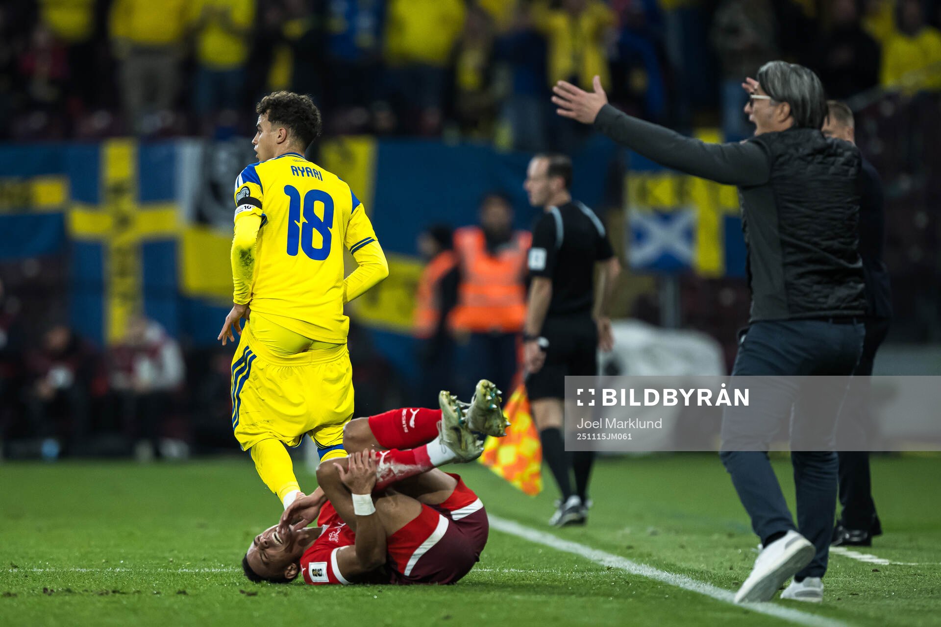 Yasin Ayari of Sweden, Dan Ndoye and Head coach Murat Yakin