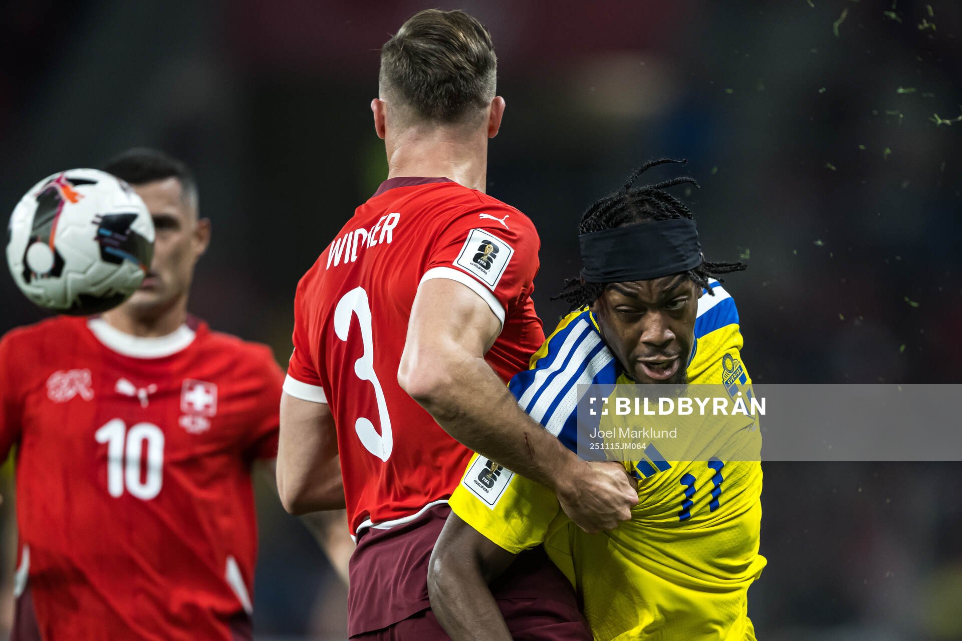 Silvan Widmer of Switzerland and Anthony Elanga of Sweden