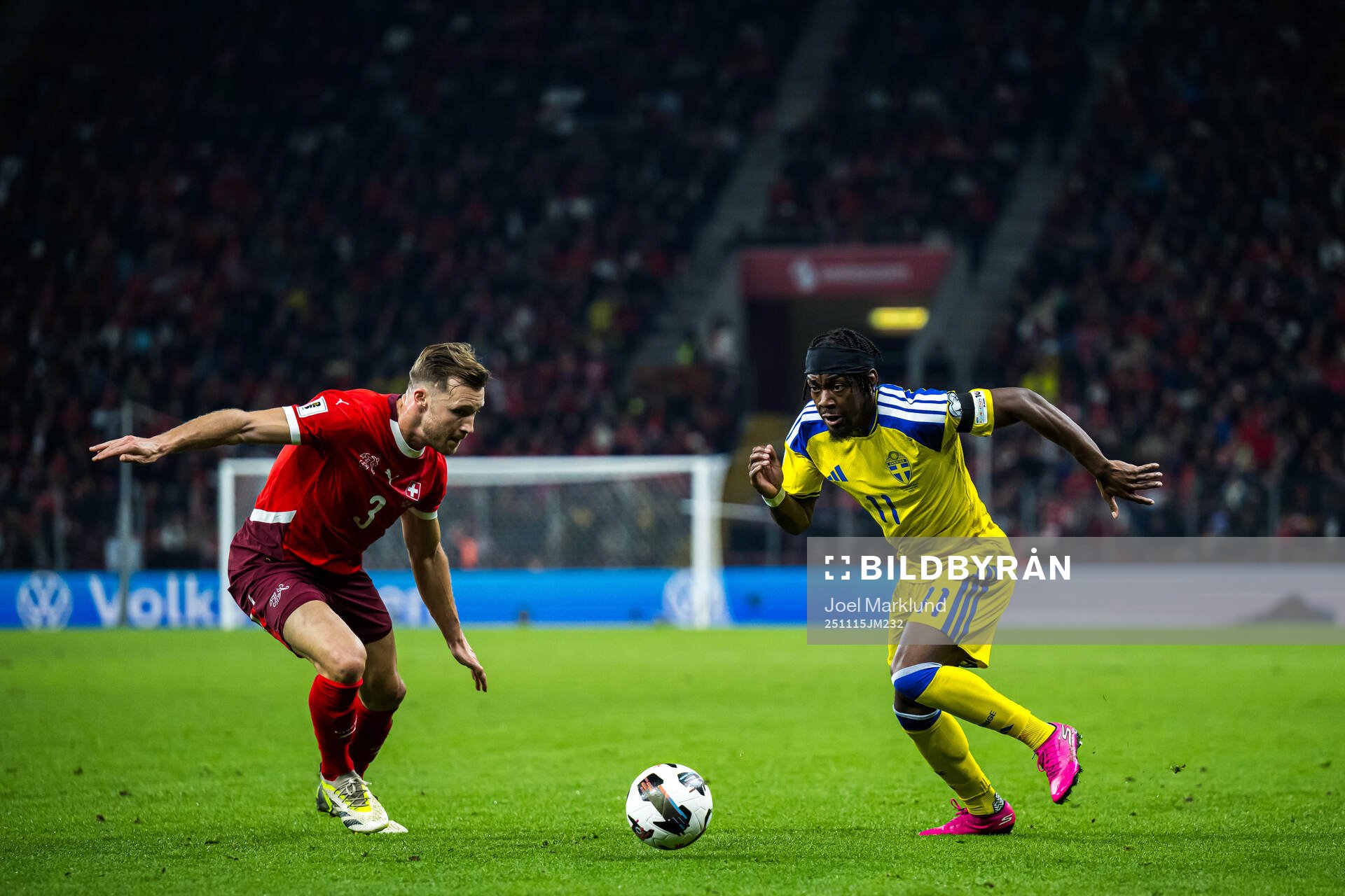 Silvan Widmer of Switzerland and Anthony Elanga of Sweden