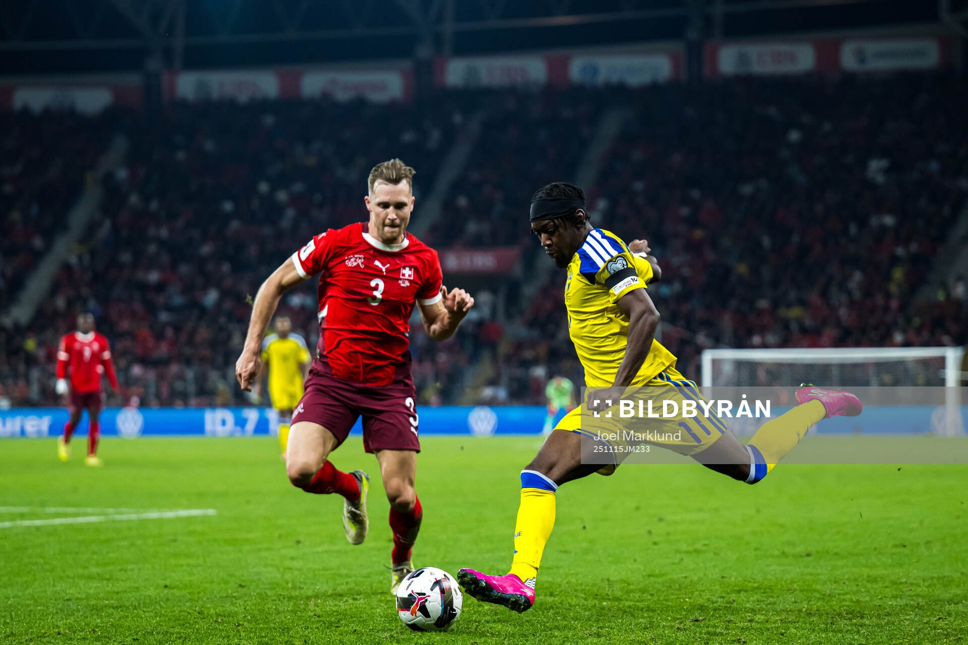 Silvan Widmer of Switzerland and Anthony Elanga of Sweden