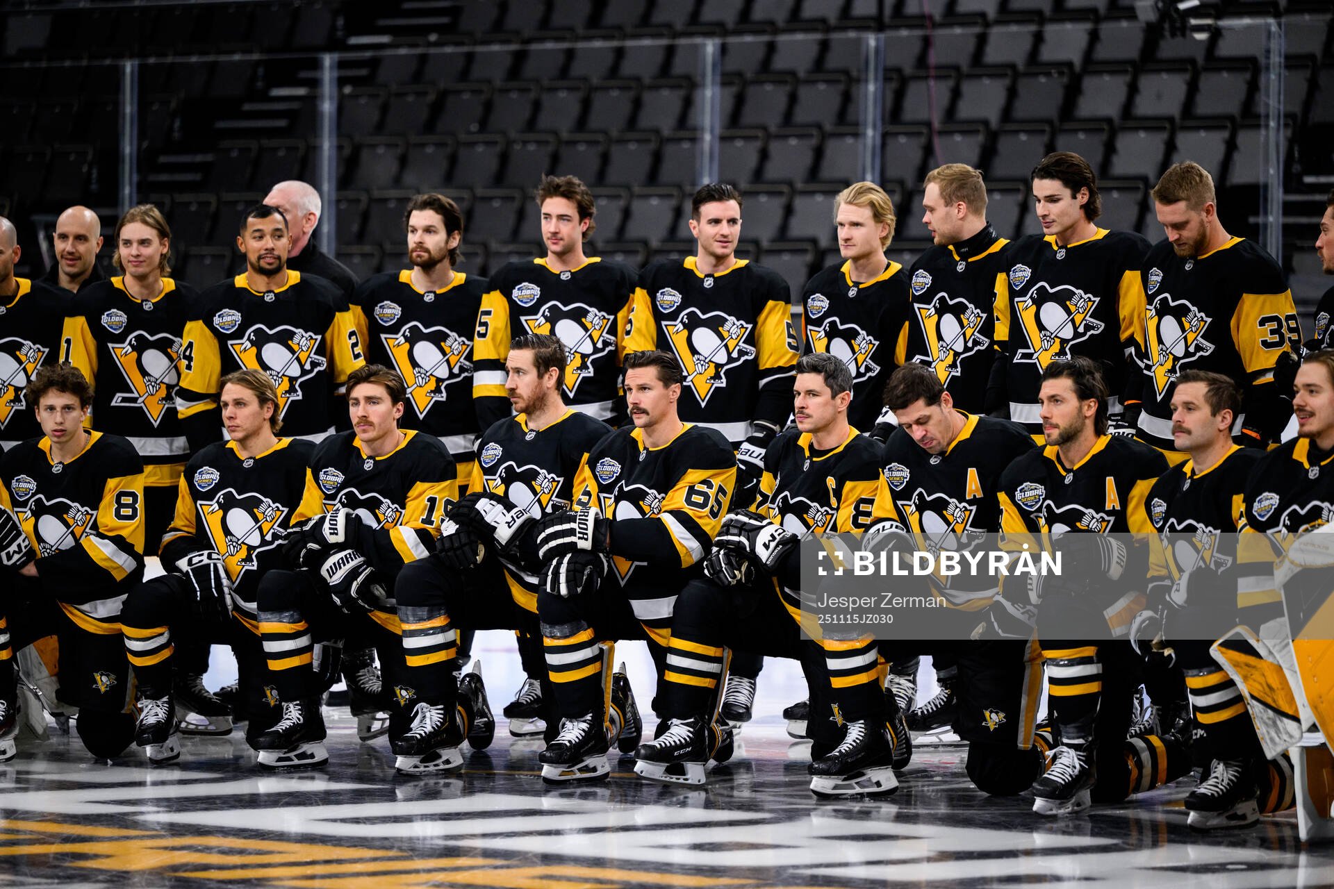 Erik Karlsson and teammates pose for a team photo