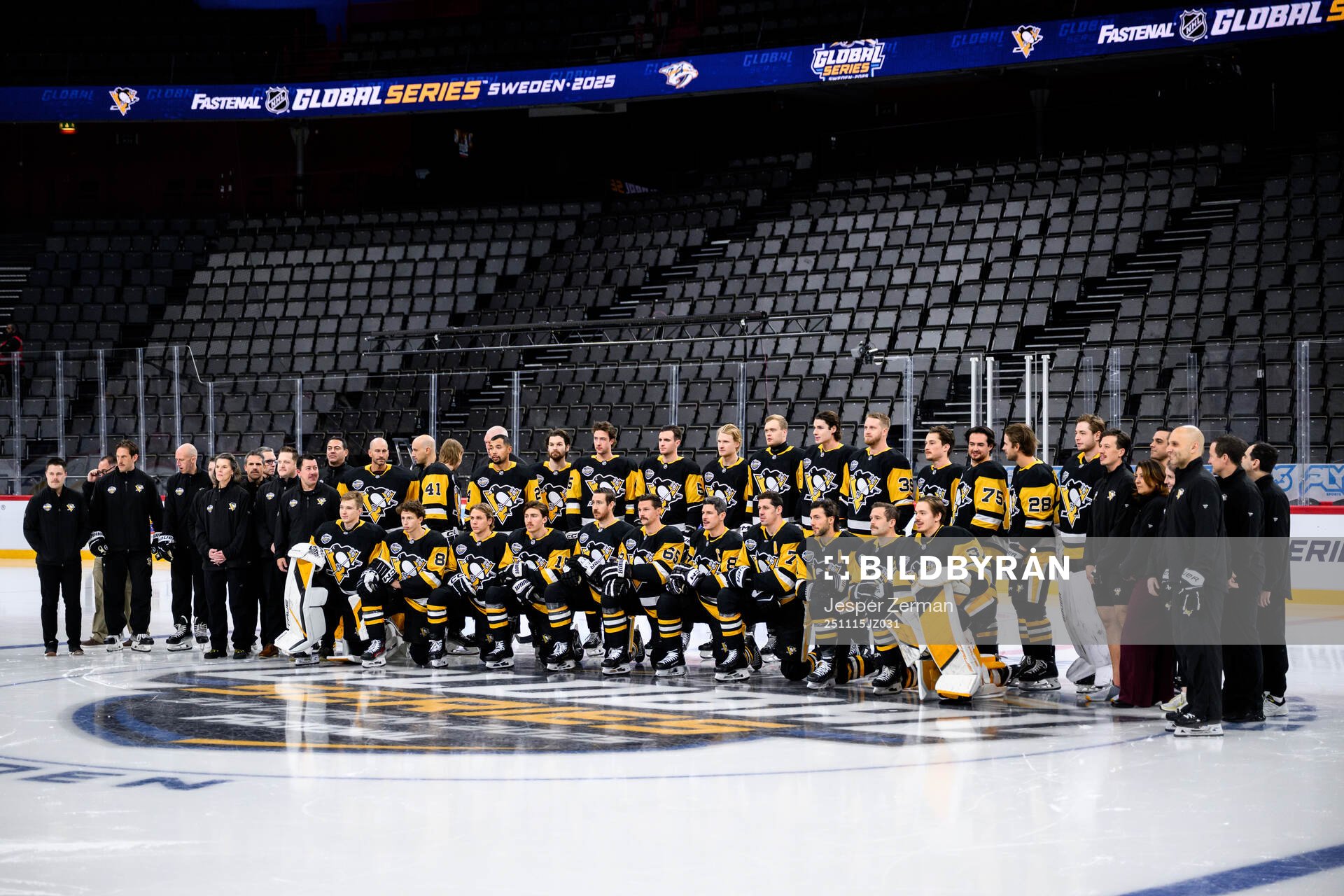 Players and staff of Pittsburgh Penguins pose for a team