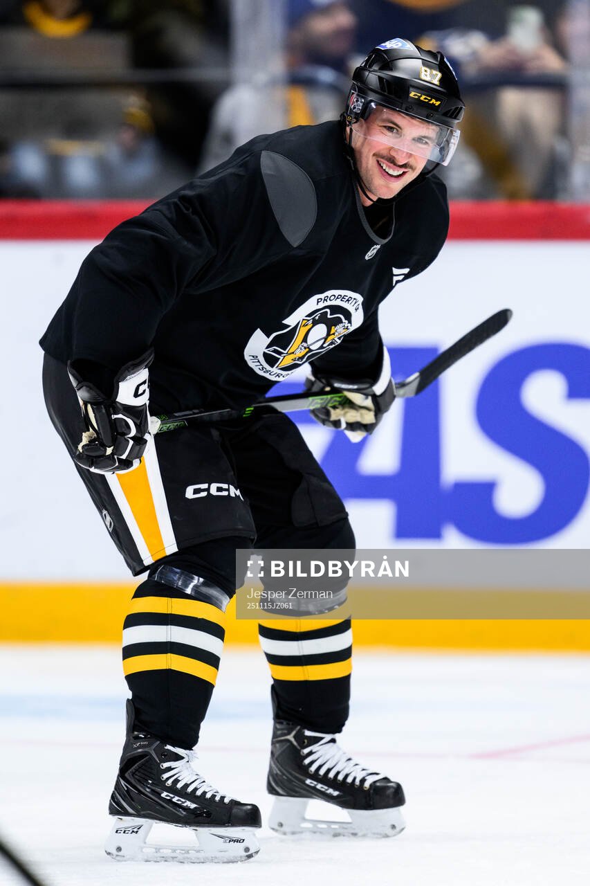 Sidney Crosby at a practice session with Pittsburgh Penguins