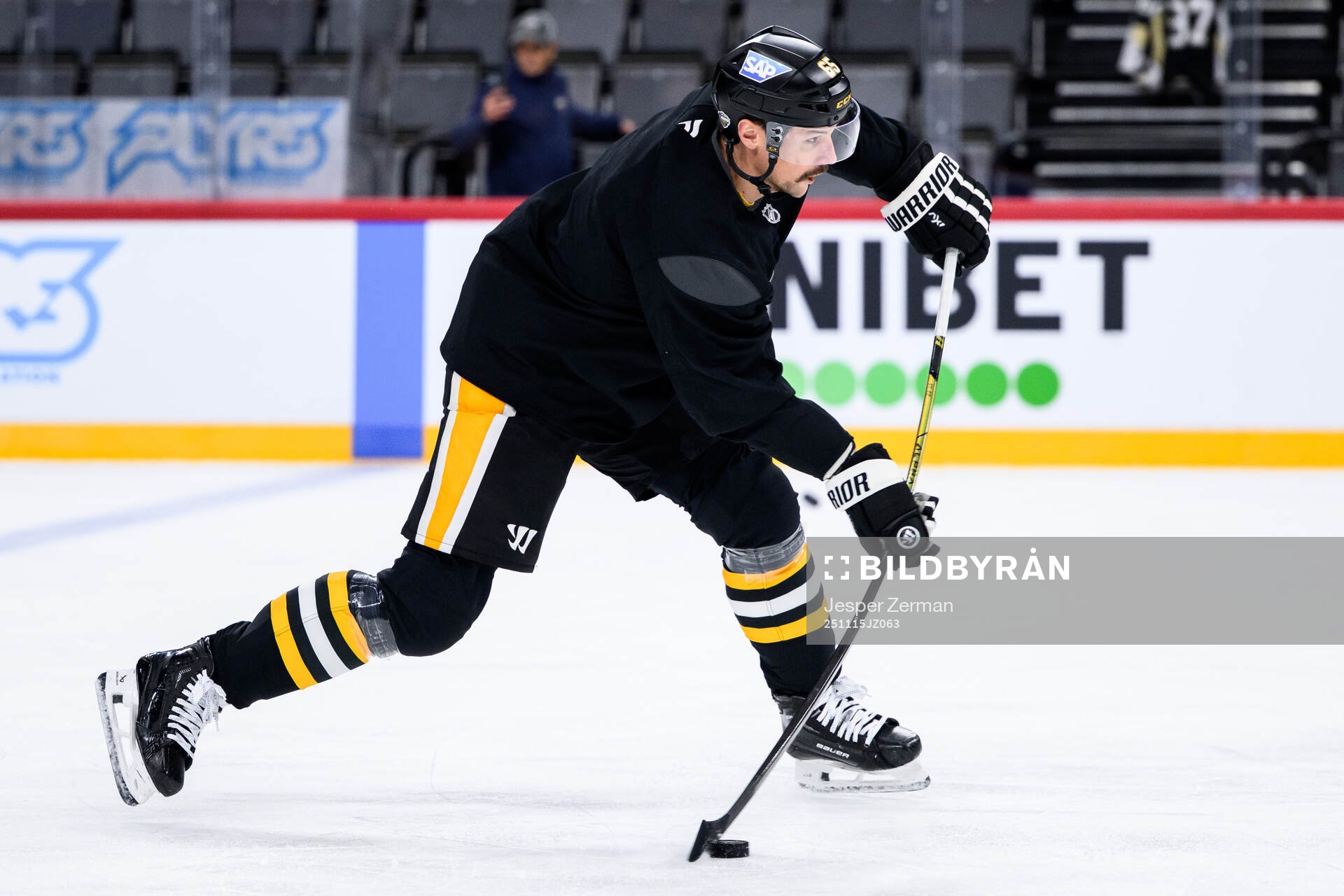 Erik Karlsson at a practice session with Pittsburgh Penguins