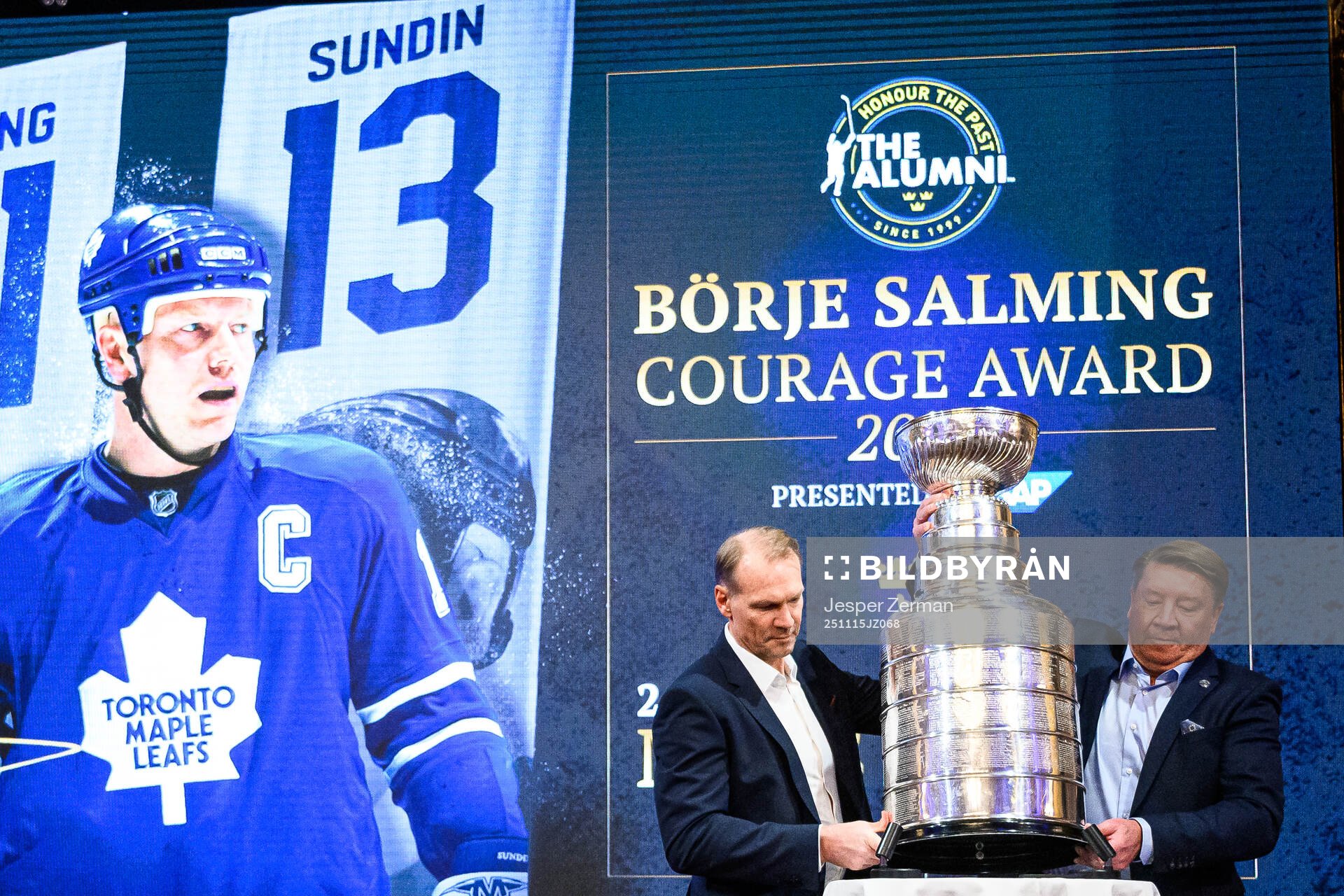 Nicklas Lidström and Jari Kurri with the Stanley Cup