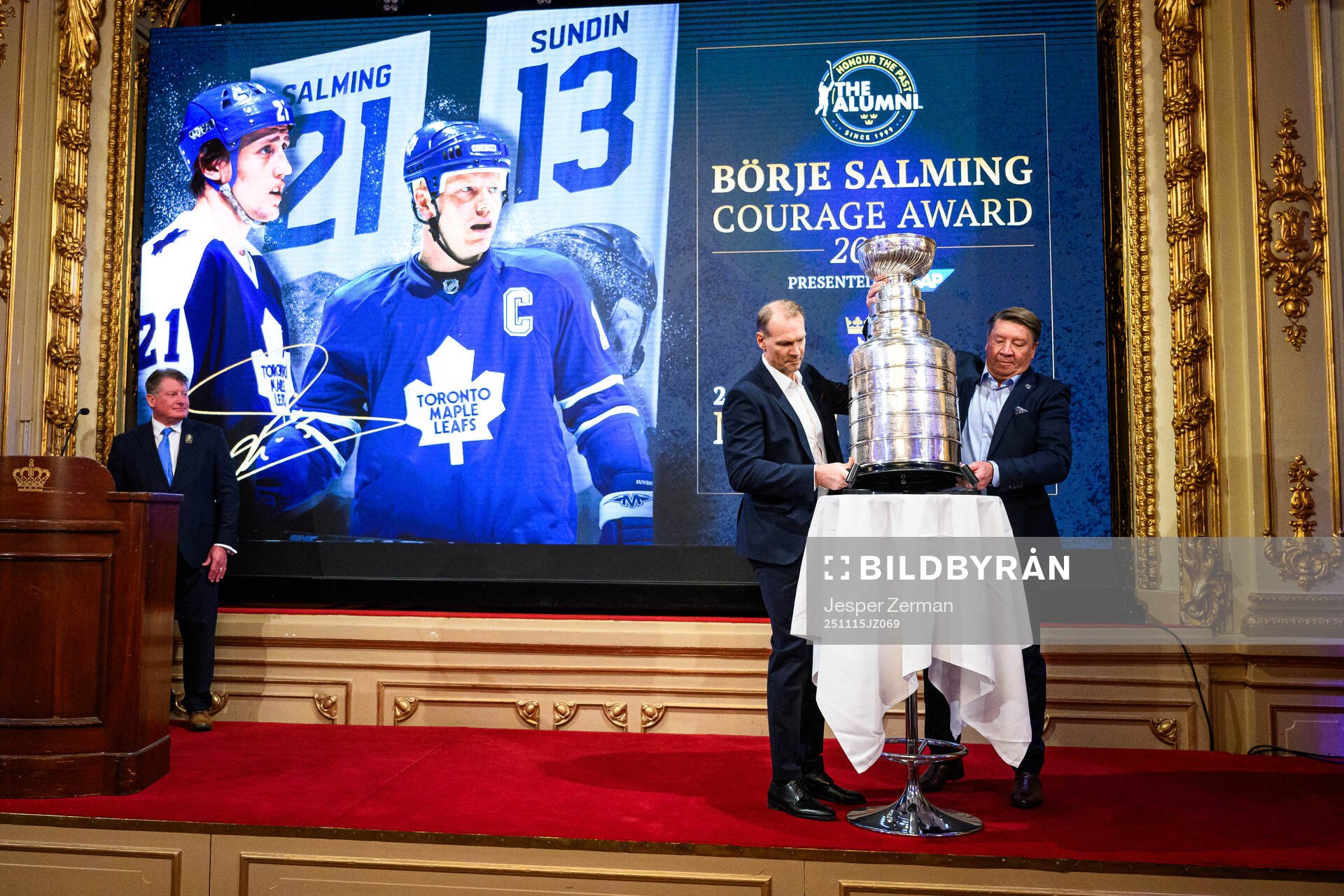 Nicklas Lidström and Jari Kurri with the Stanley Cup