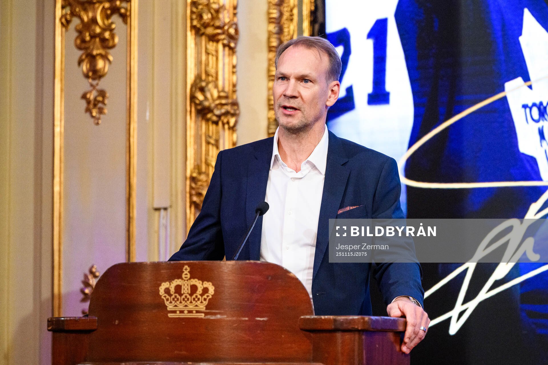 Nicklas Lidström when Mats Sundin has been awarded the