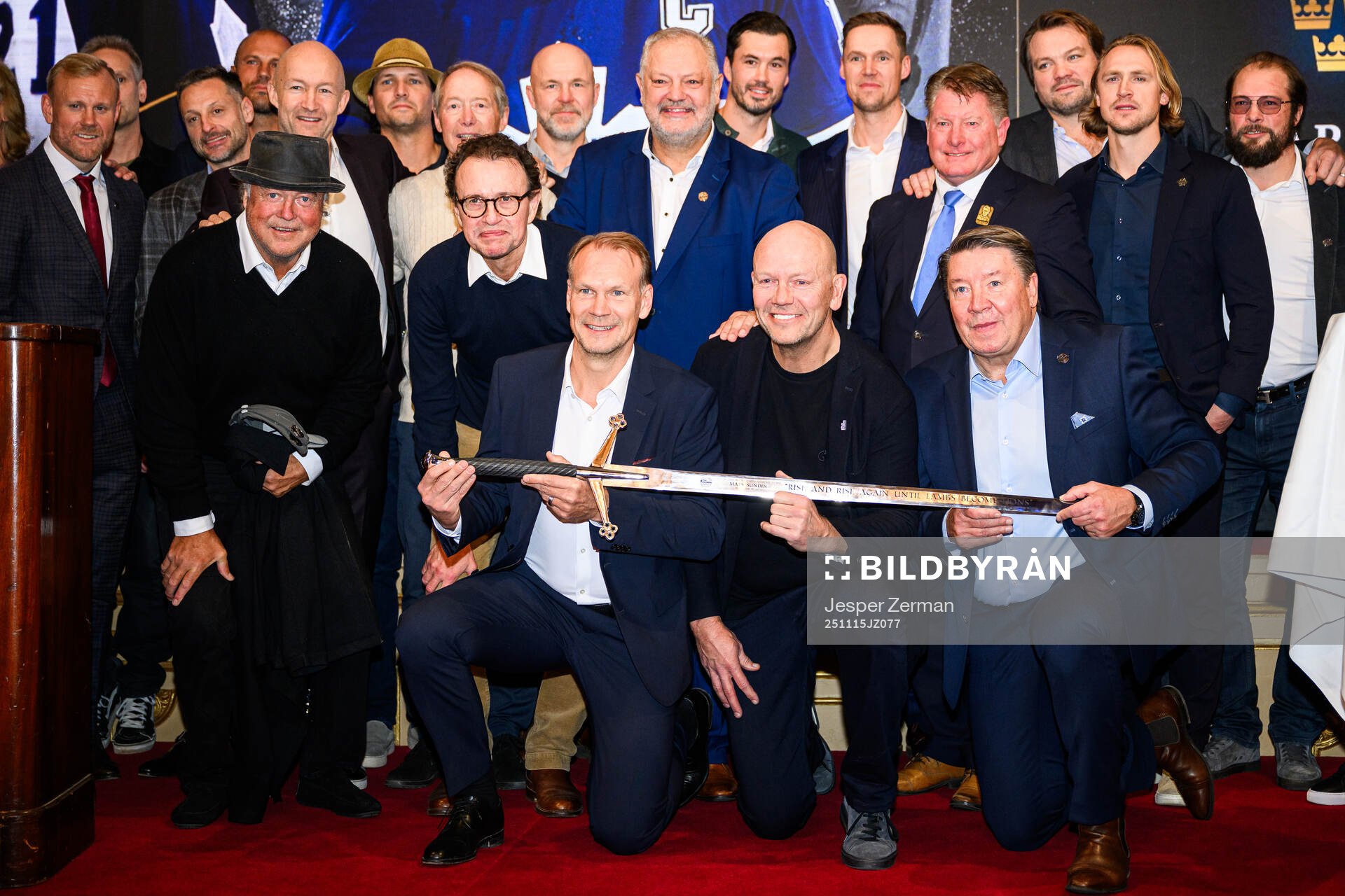 Nicklas Lidström and Jari Kurri next to Mats Sundin