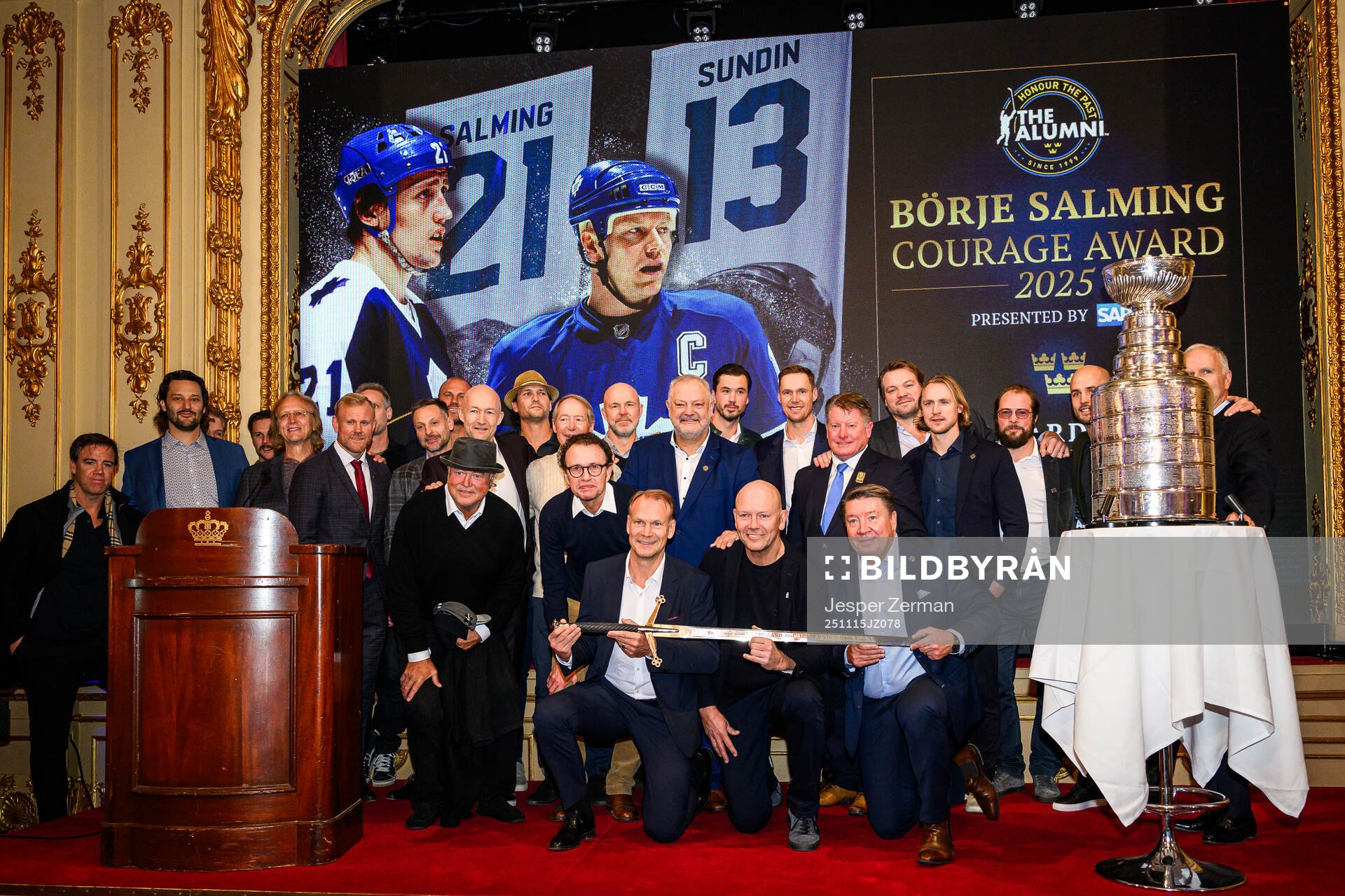 Nicklas Lidström and Jari Kurri next to Mats Sundin