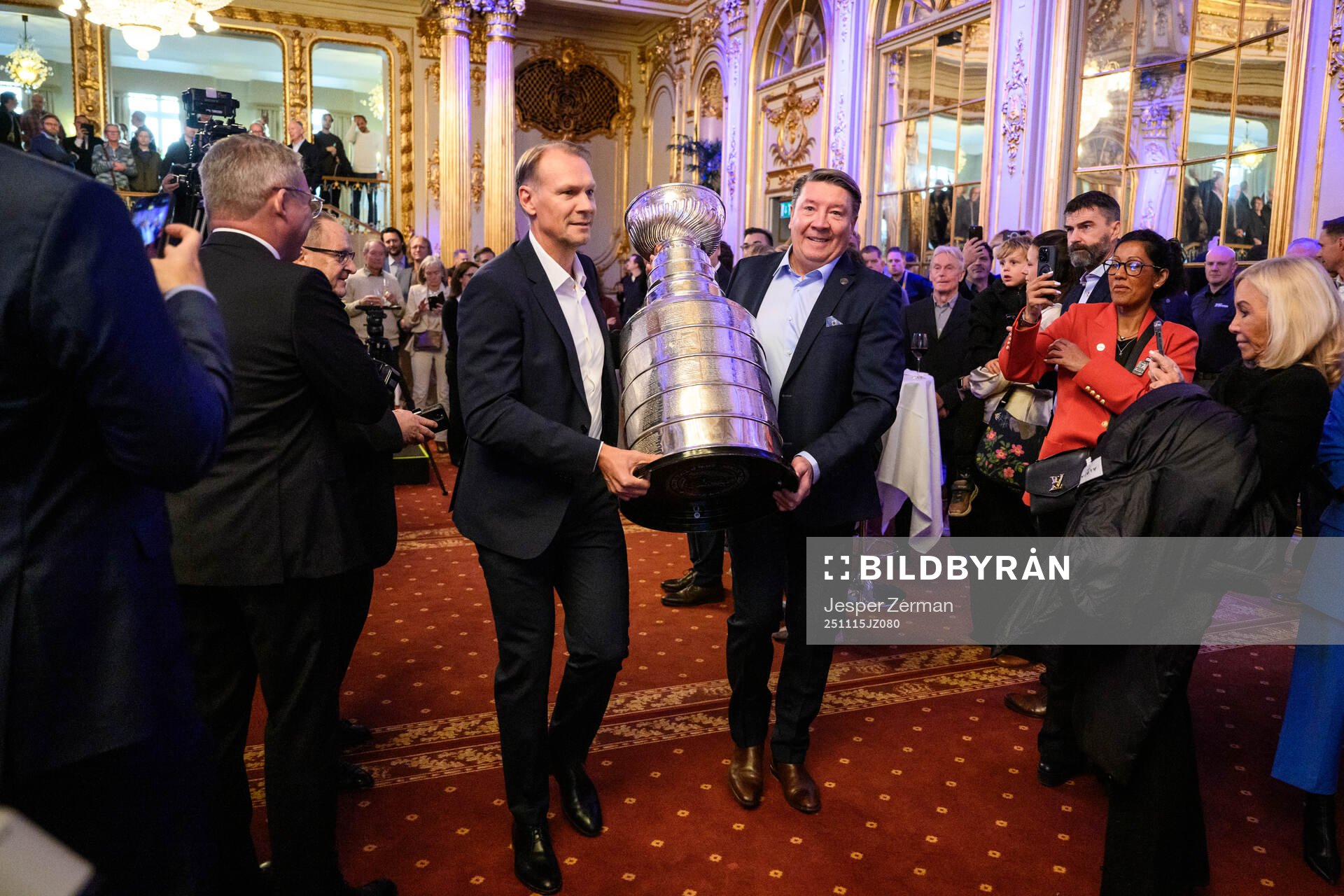 Nicklas Lidström and Jari Kurri with the Stanley Cup