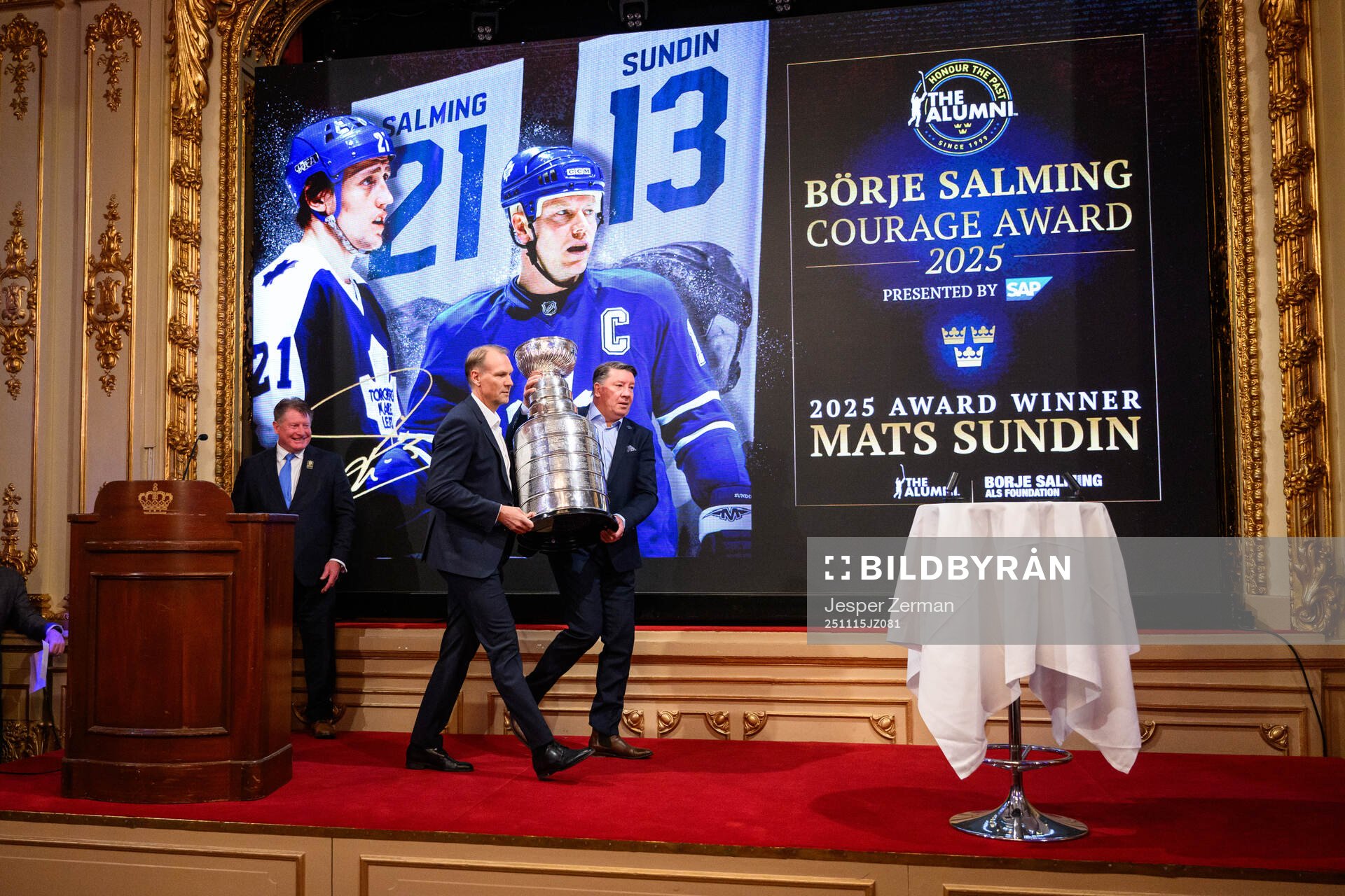 Nicklas Lidström and Jari Kurri with the Stanley Cup