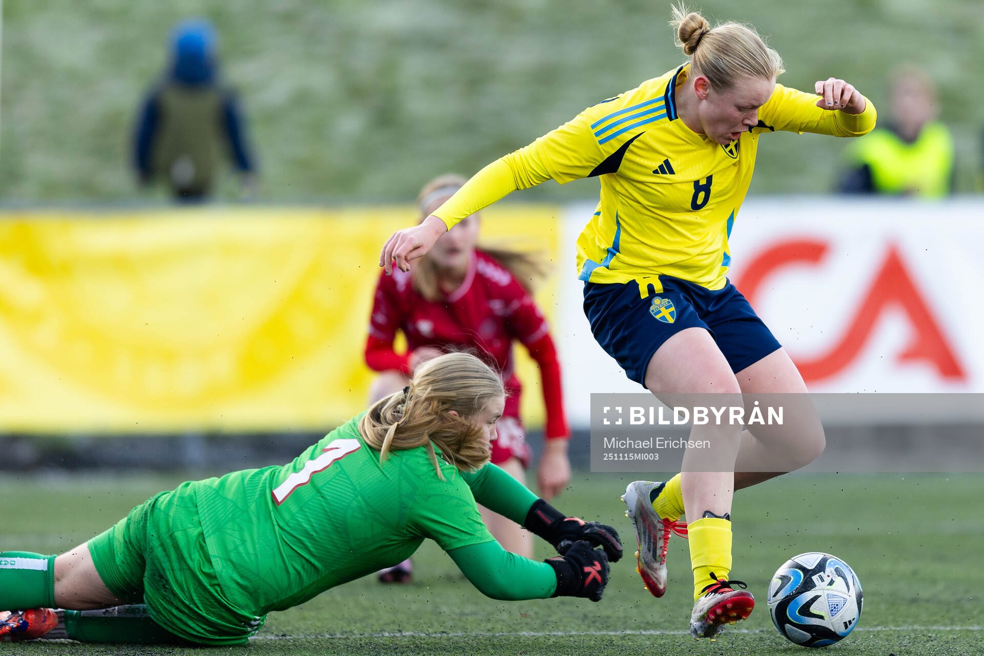 Danmarks målvakt Kamma Kirstine Mikkelsen och Sveriges