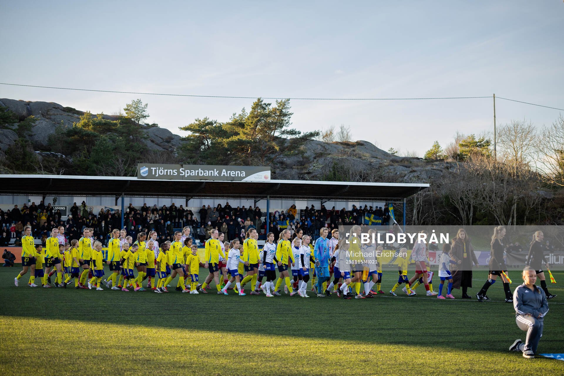 Sveriges och Danmarks spelare på väg in för line up
