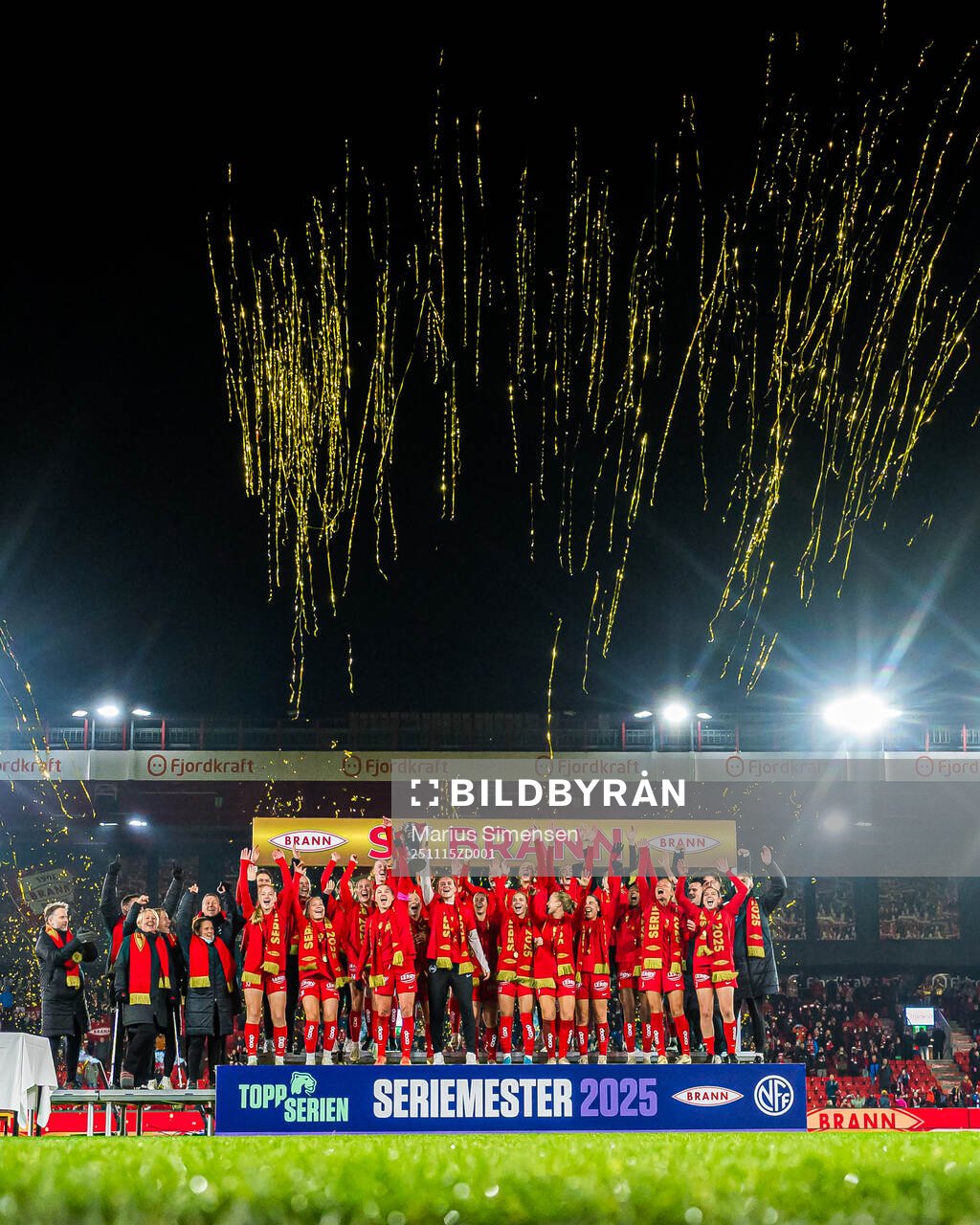 Players of Brann celebrates with the trophy