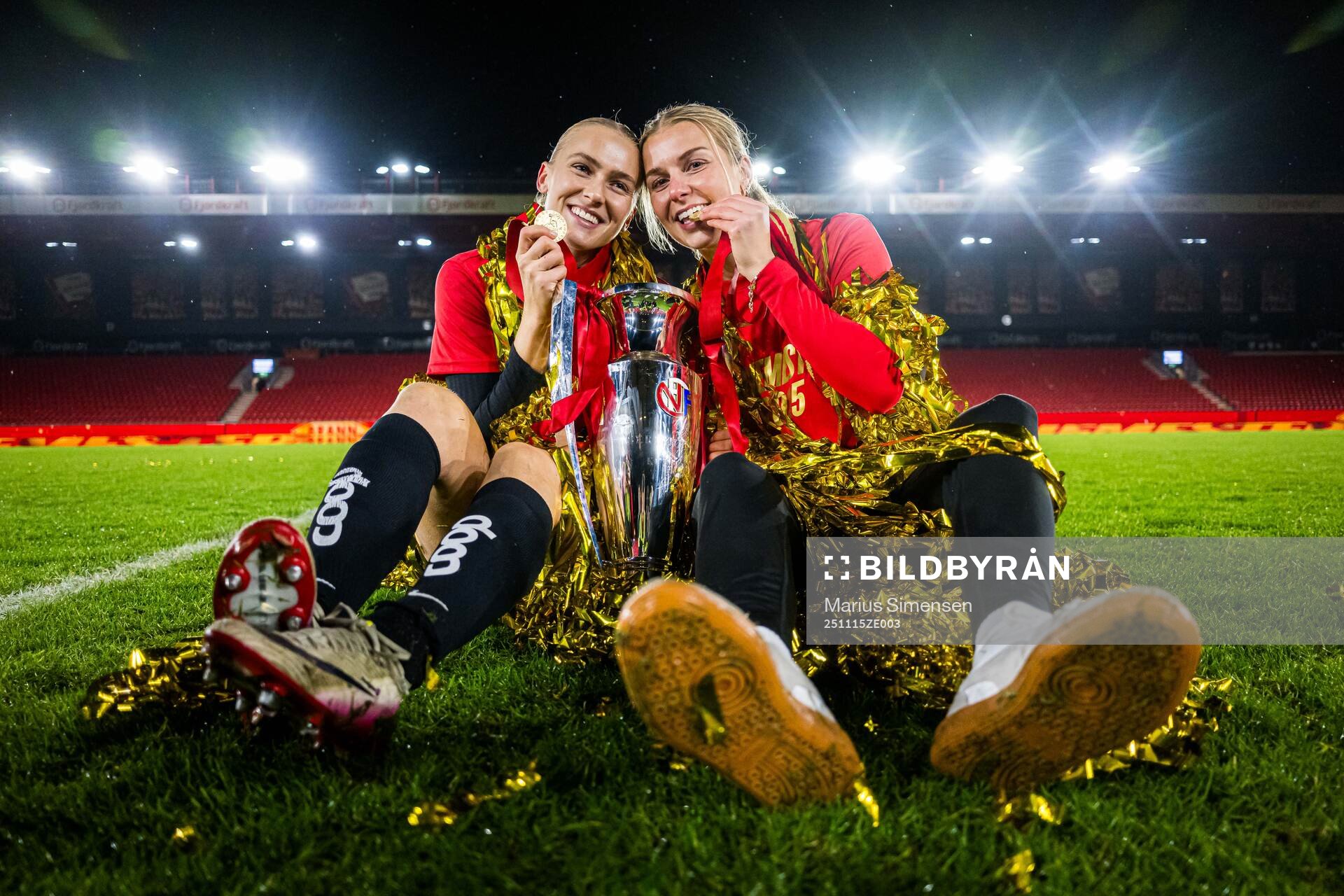 Selma Panengstuen and Dilja Yr Zomers of Brann celebrates