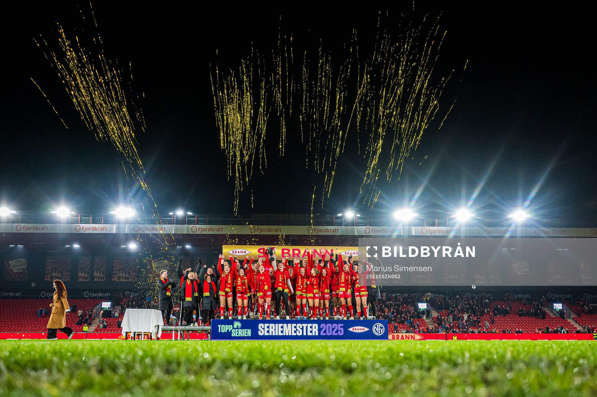 Players of Brann celebrates with the trophy