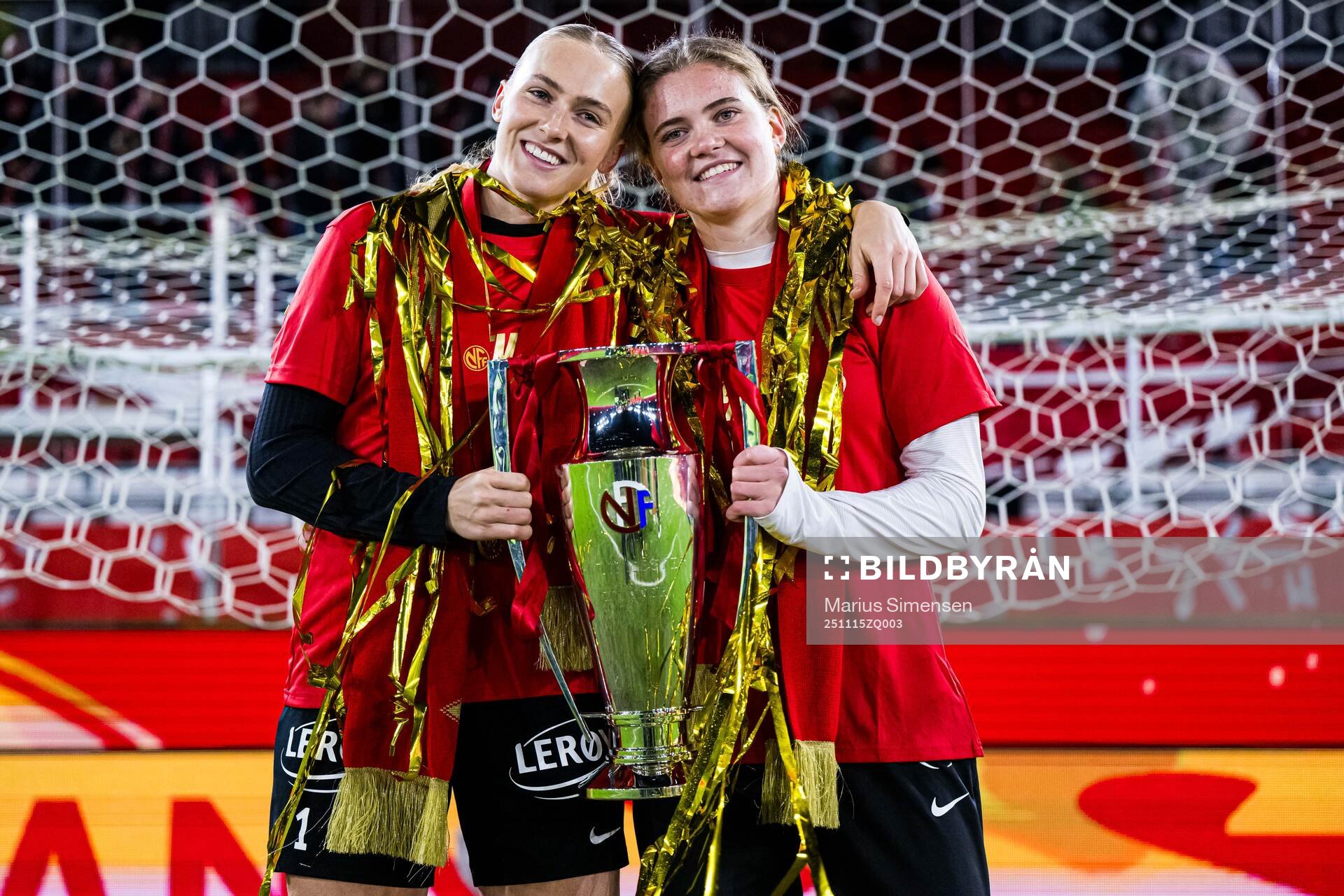 Selma Panengstuen and Signe Gaupset of Brann celebrates