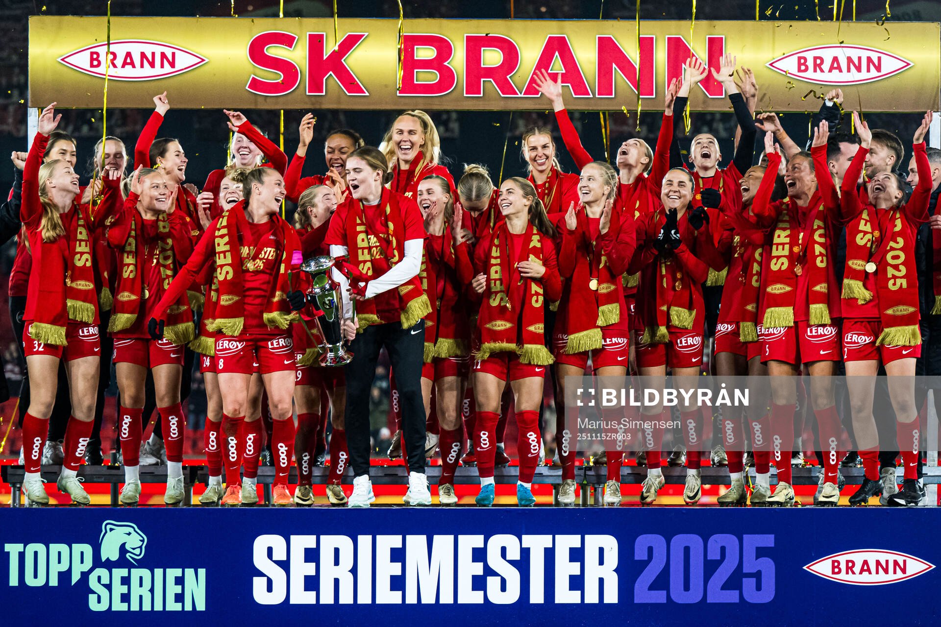 Players of Brann celebrates with the trophy