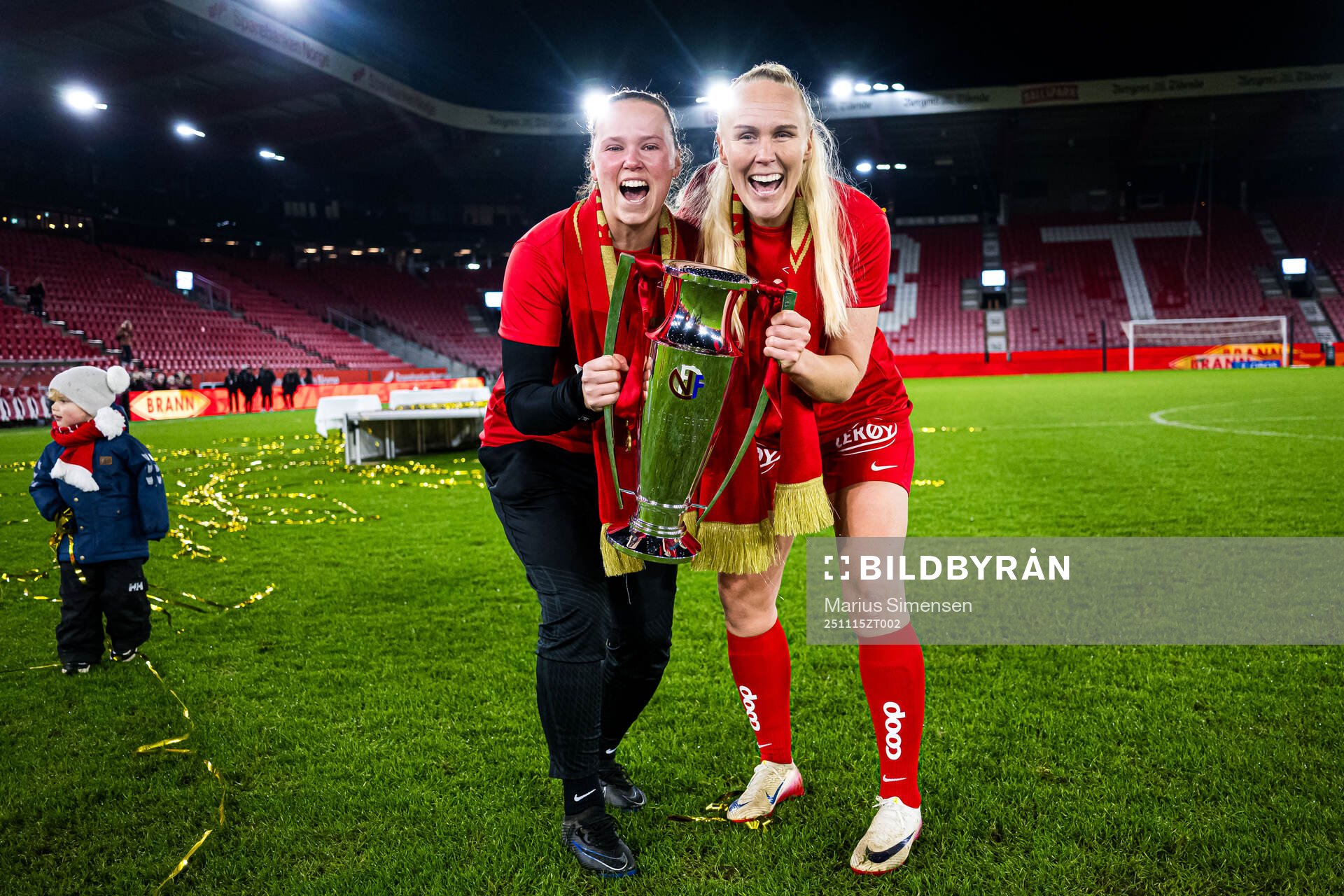 Sandra Stavenes and Maria Thorisdottir of Brann celebrates