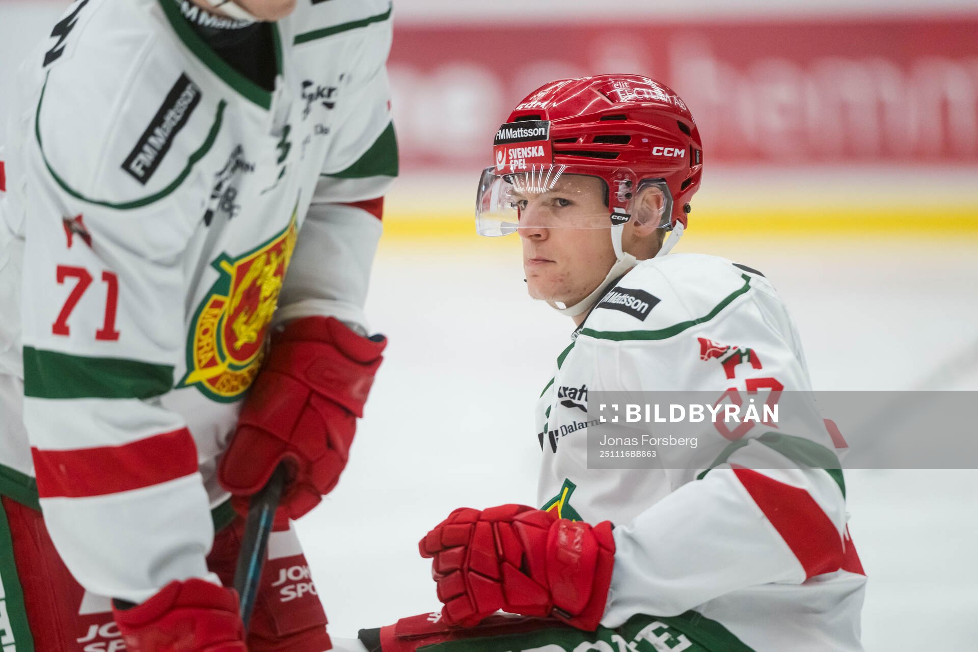 Moras Hampus Larsson innan ishockeymatchen i