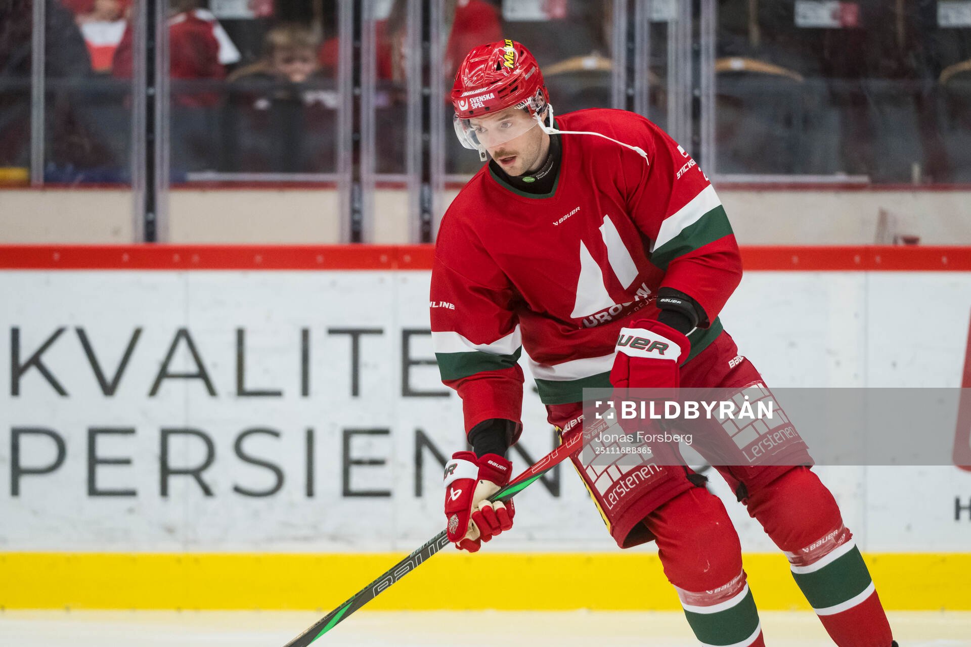 Modos Måns Carlsson innan ishockeymatchen i