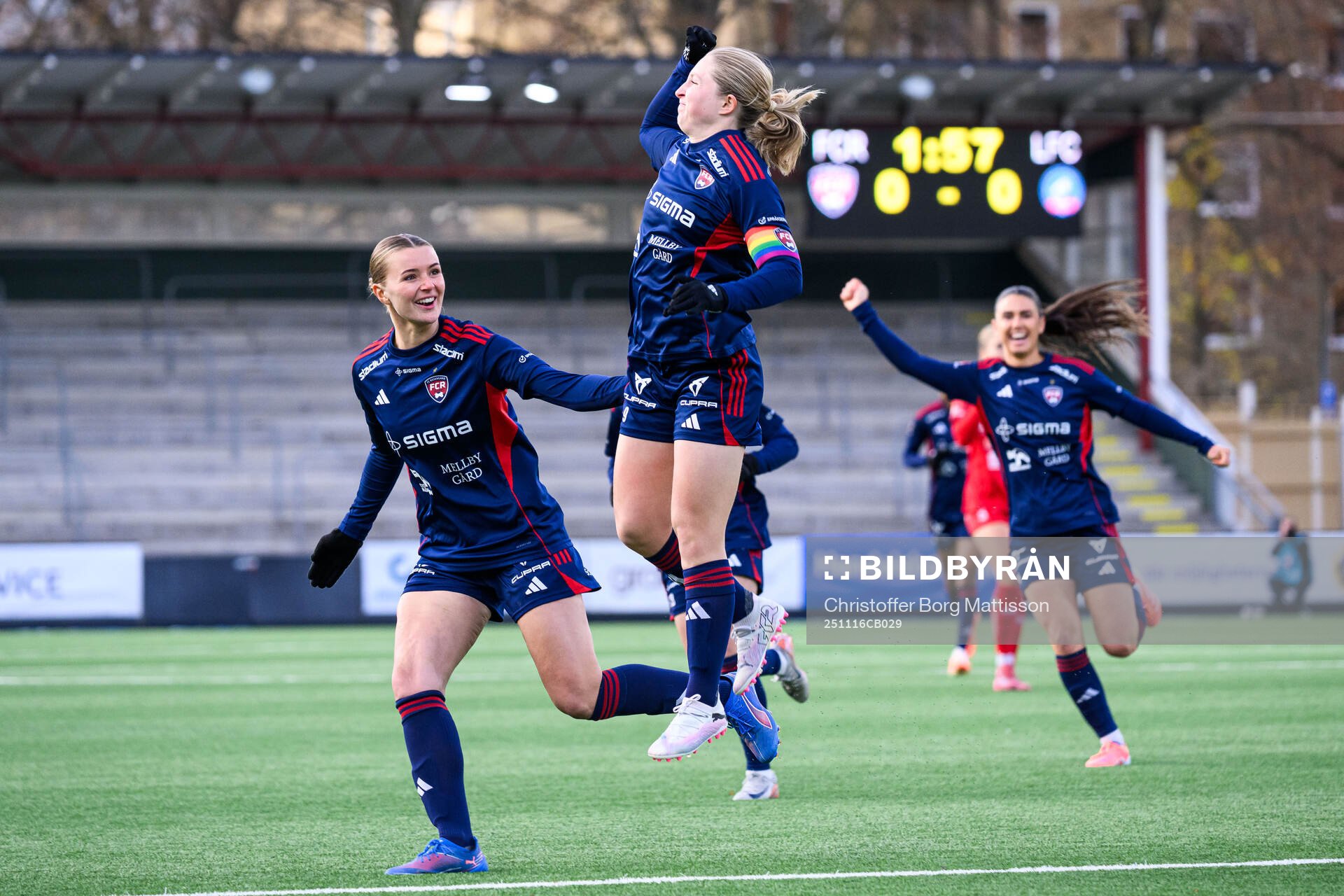 Rosengårds Thea Sørbo och Hanna Andersson jublar