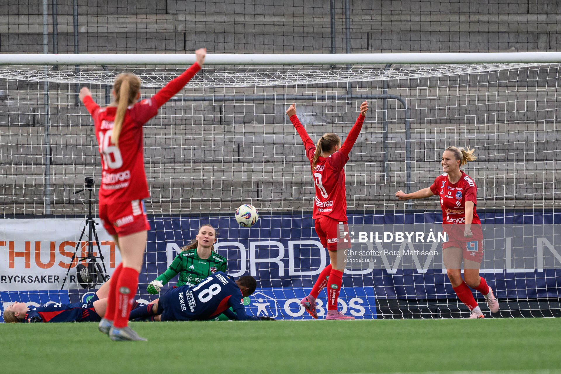 Linköpings Sara Eriksson och Lilli Halttunen jublar