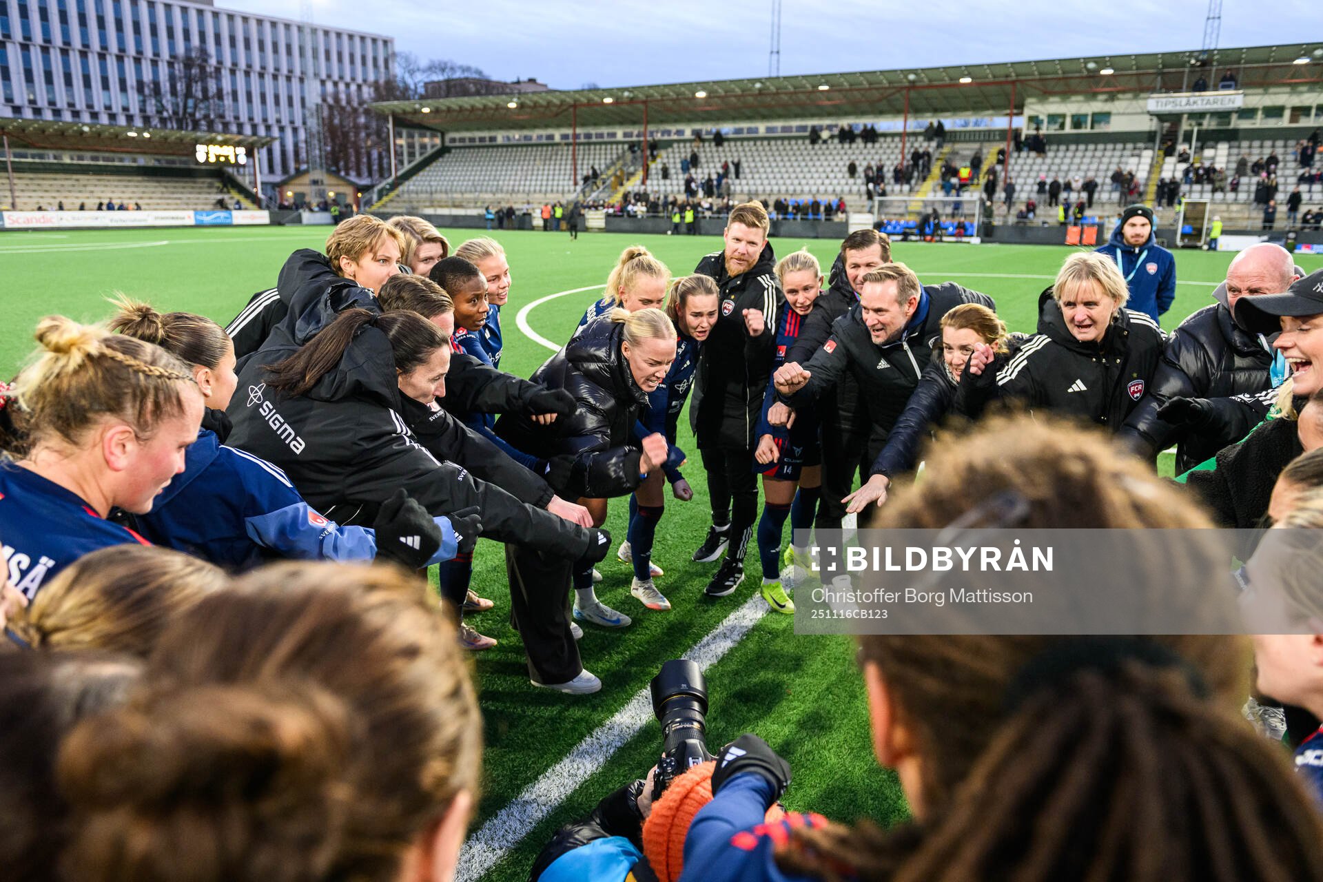 Rosengårds fotbollschef Caroline Seger jublar med spelarna