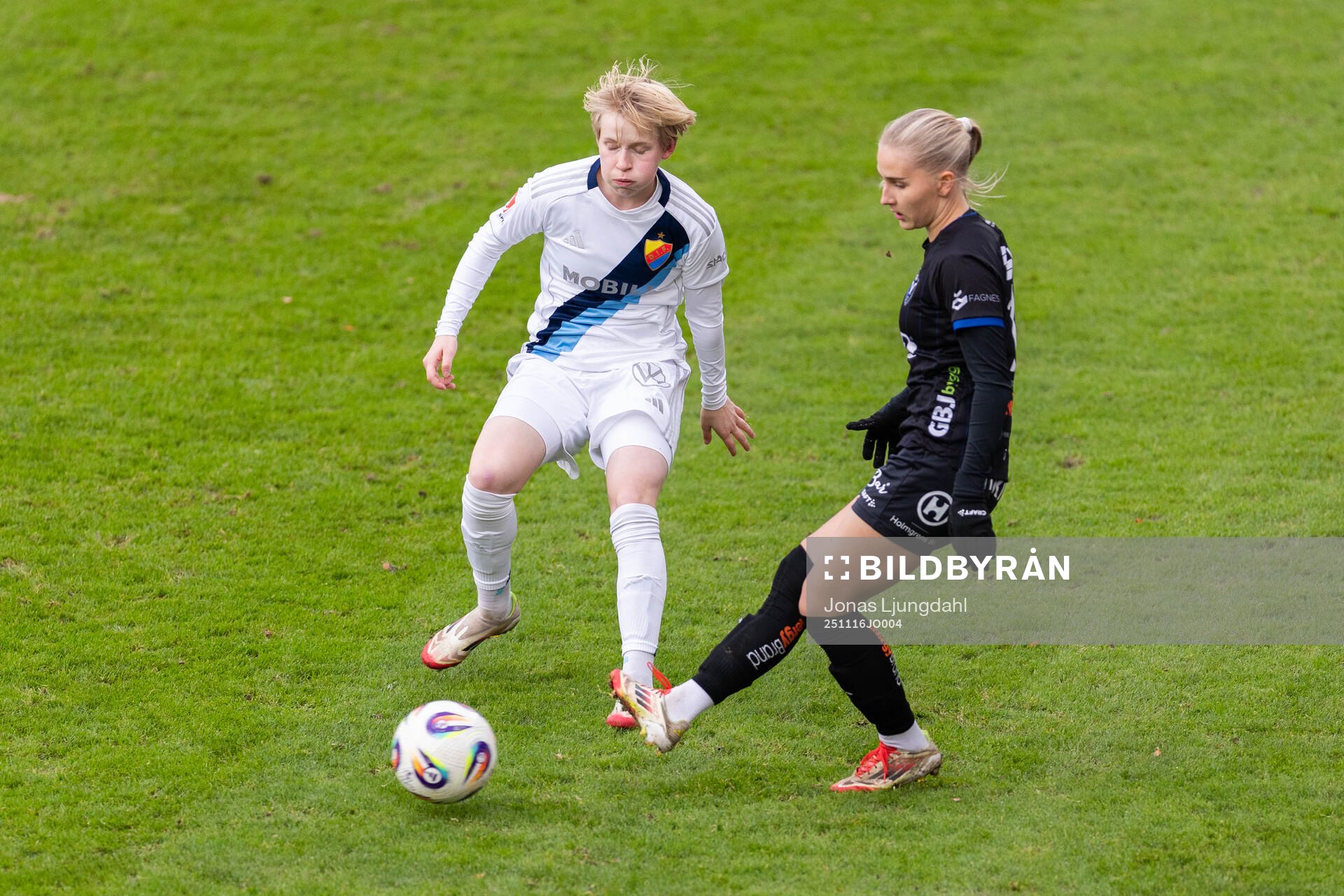 Djurgårdens Olivia Ulenius och Växjö DFFs Helmi Raijas