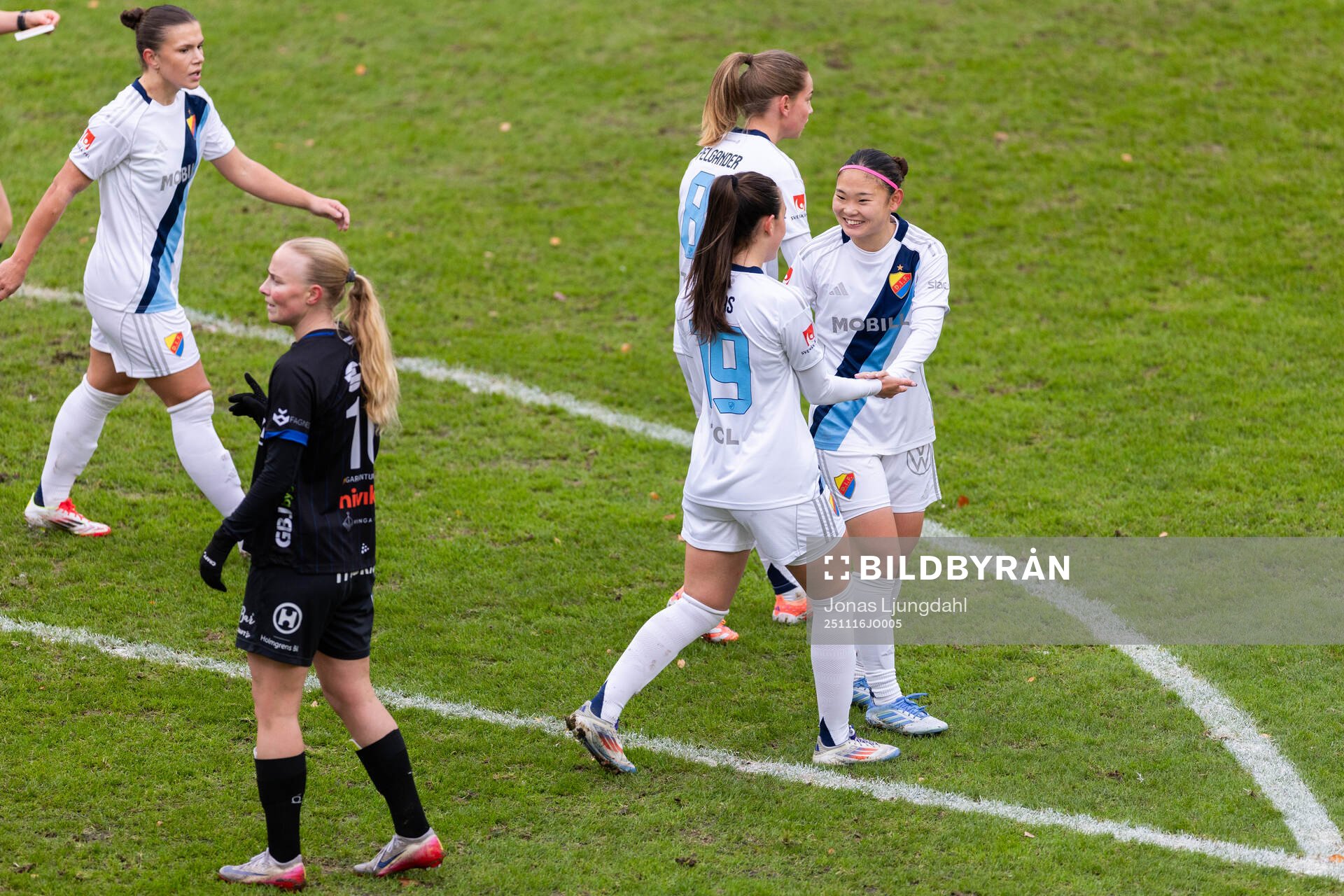 Djurgårdens Lucia Duras och Urara Watanabe jublar