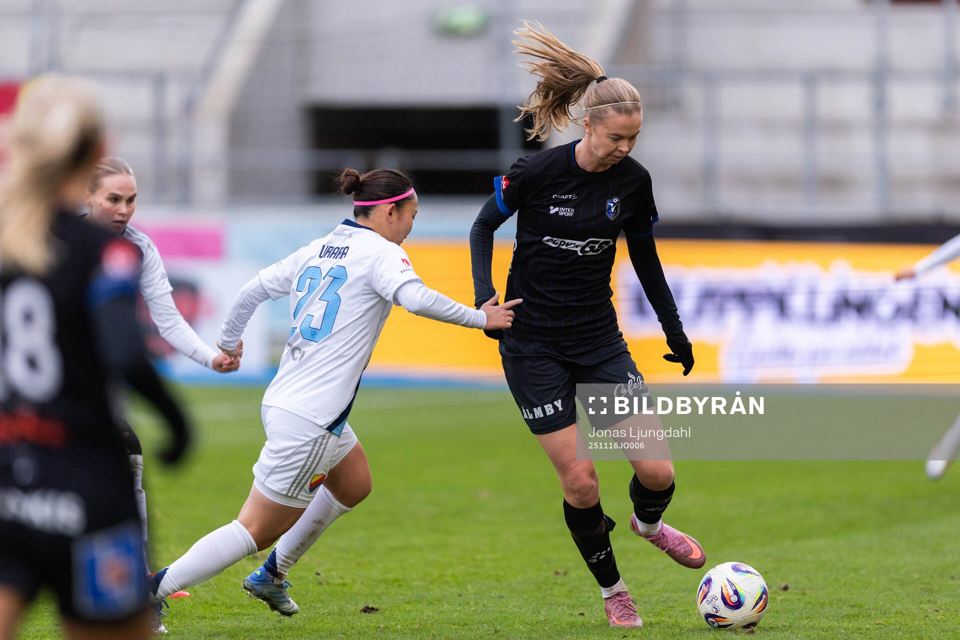 Djurgårdens Urara Watanabe och Växjö DFFs Elin Nilsson