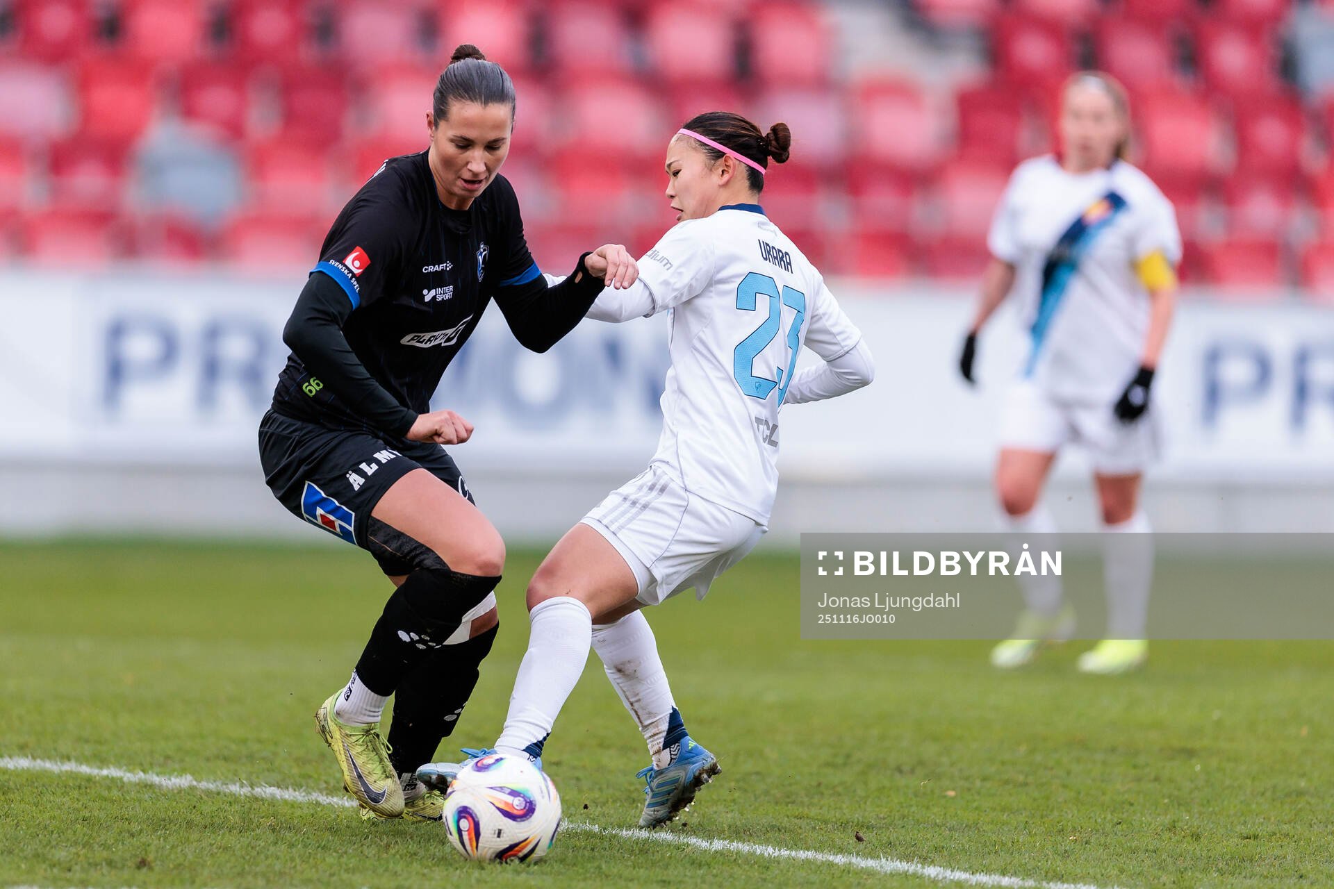 Växjö DFFs Nellie Karlsson och Djurgårdens Urara Watanabe