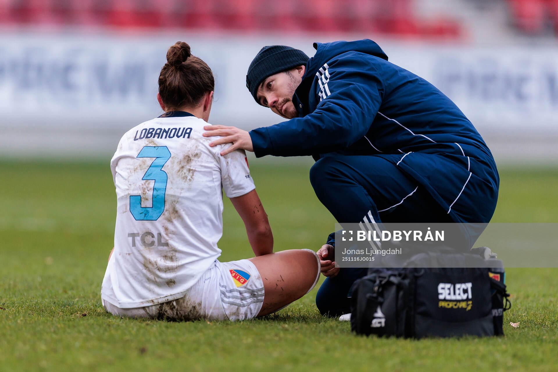 Djurgårdens Alexsandra Lobanova får vård av medicinsk