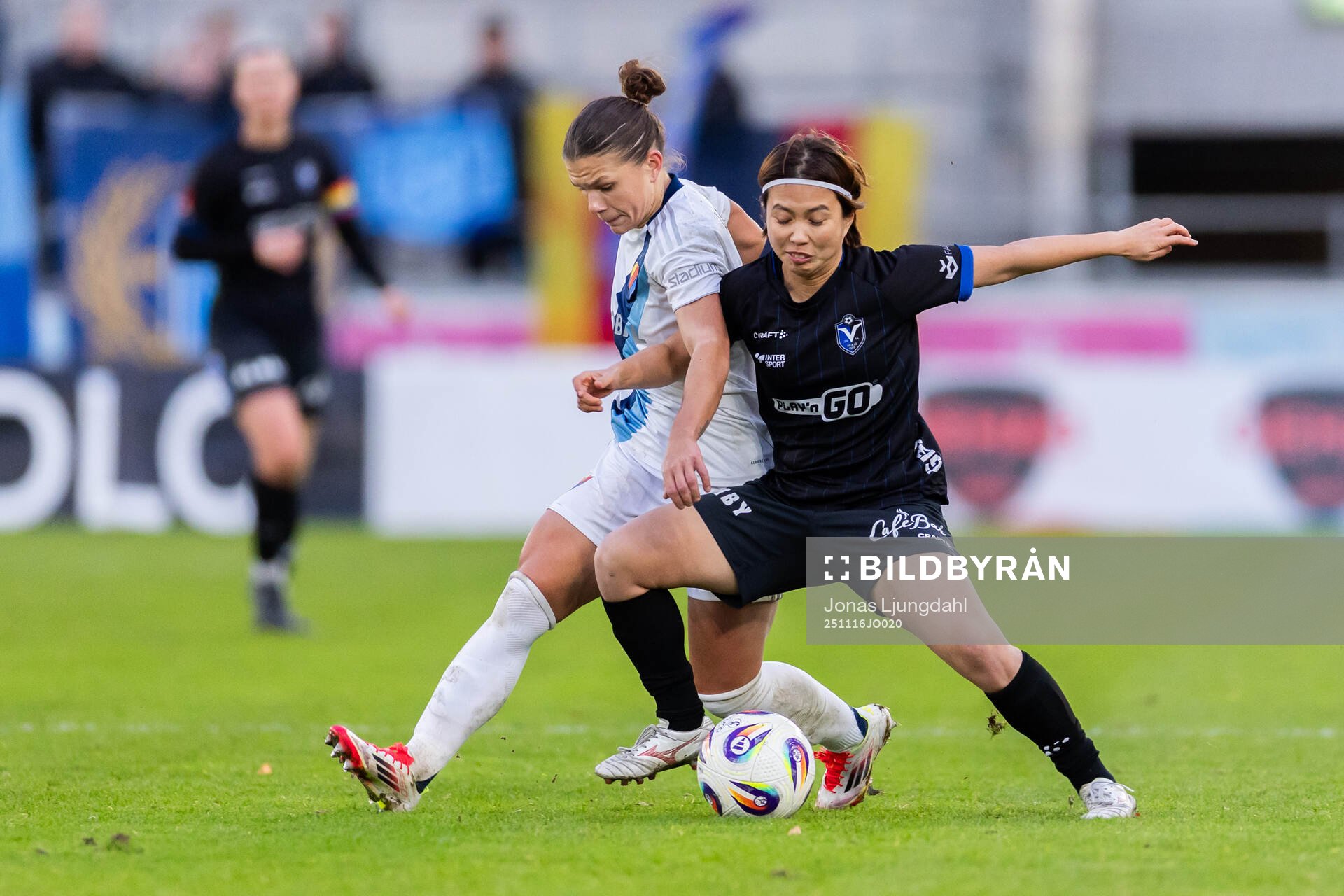 Djurgårdens Alexsandra Lobanova och Växjö DFFs Eva