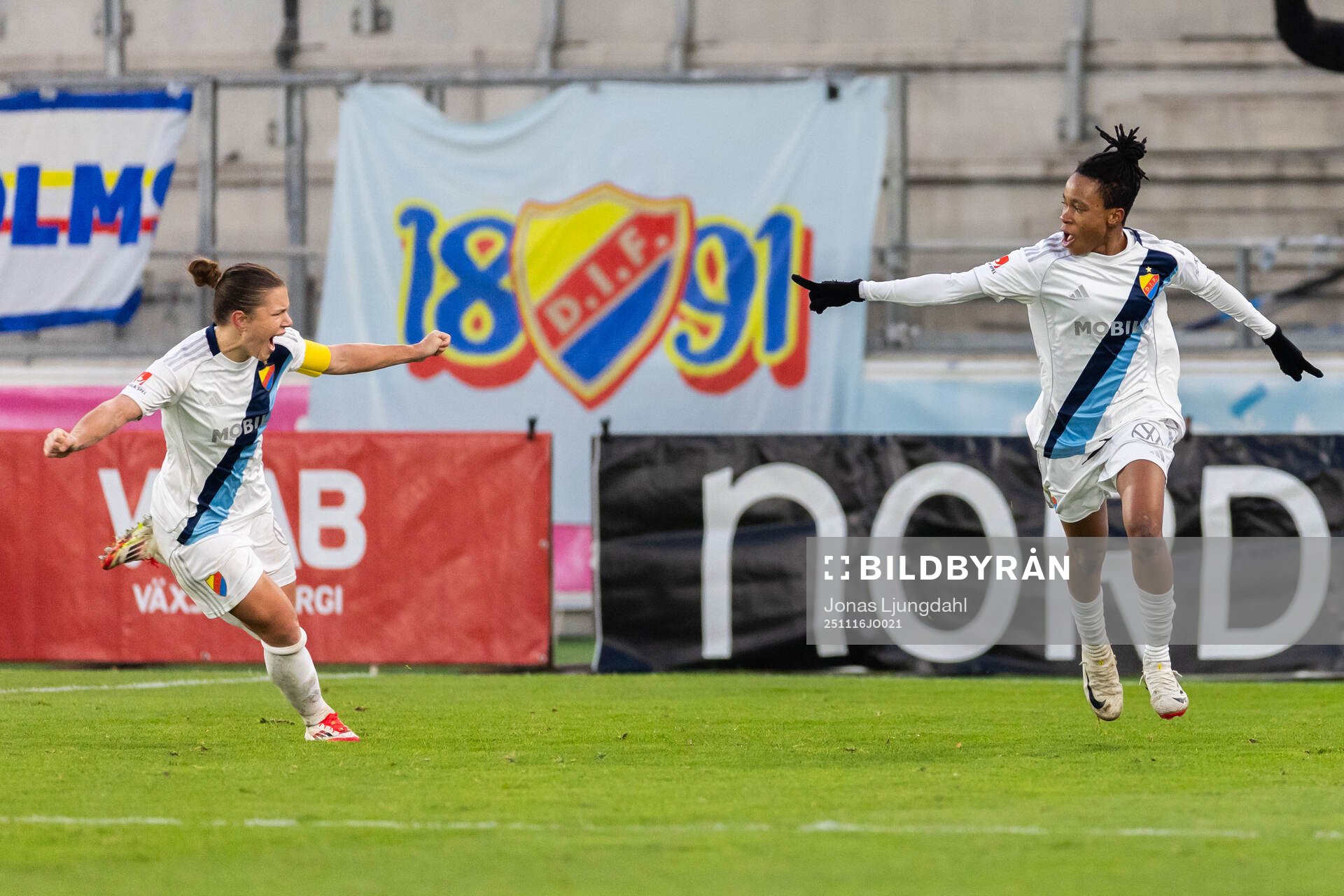 Djurgårdens Alexsandra Lobanova och Goodness Osigwe jublar