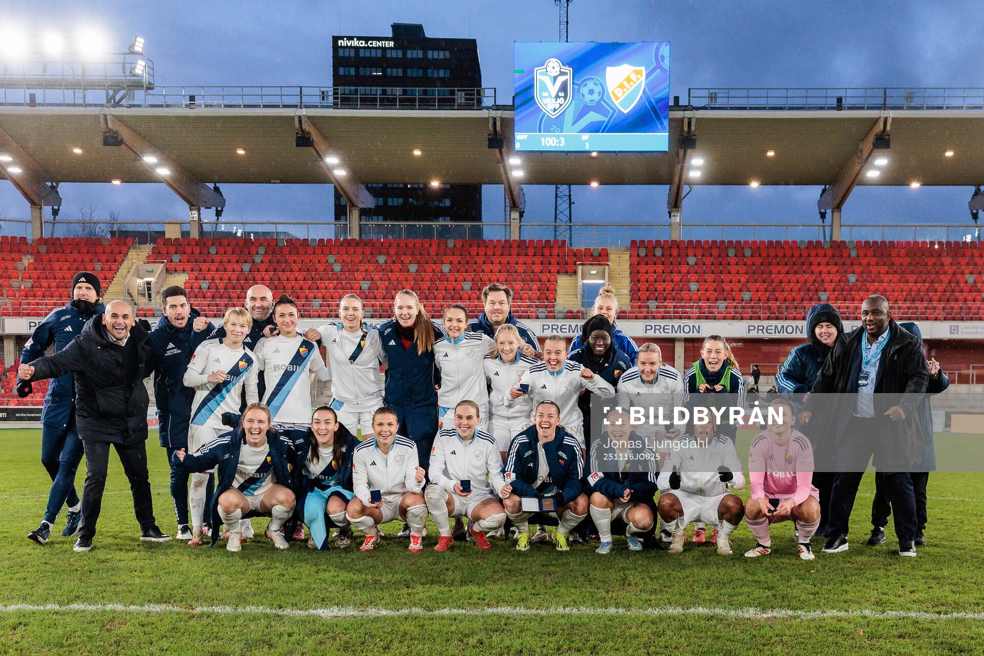 Djurgårdens spelare och ledare jublar med medaljer