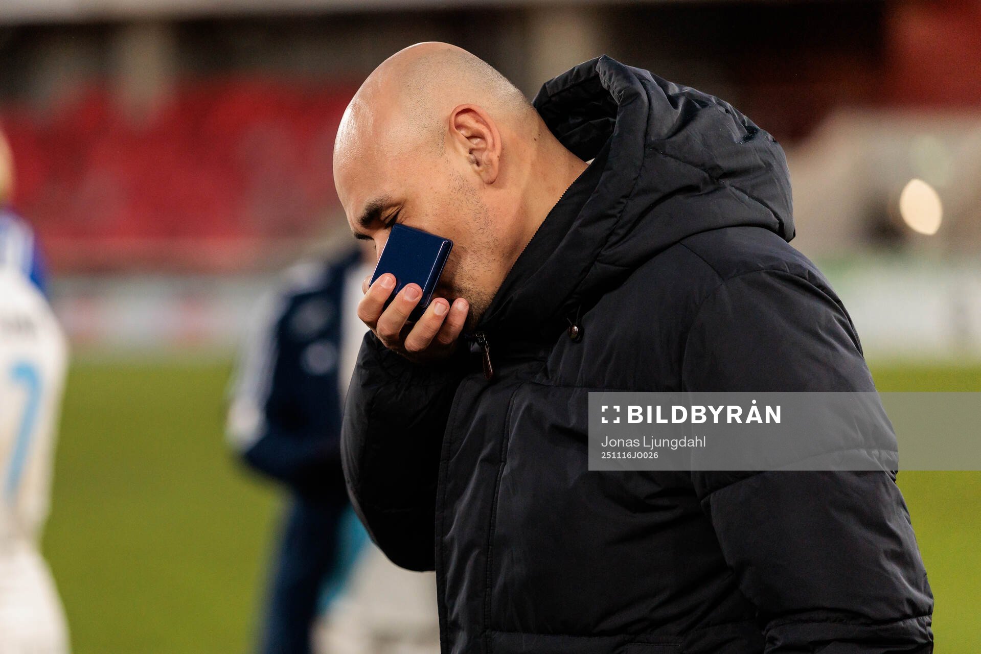 Djurgårdens tränare Marcelo Fernandez kysser medaljen
