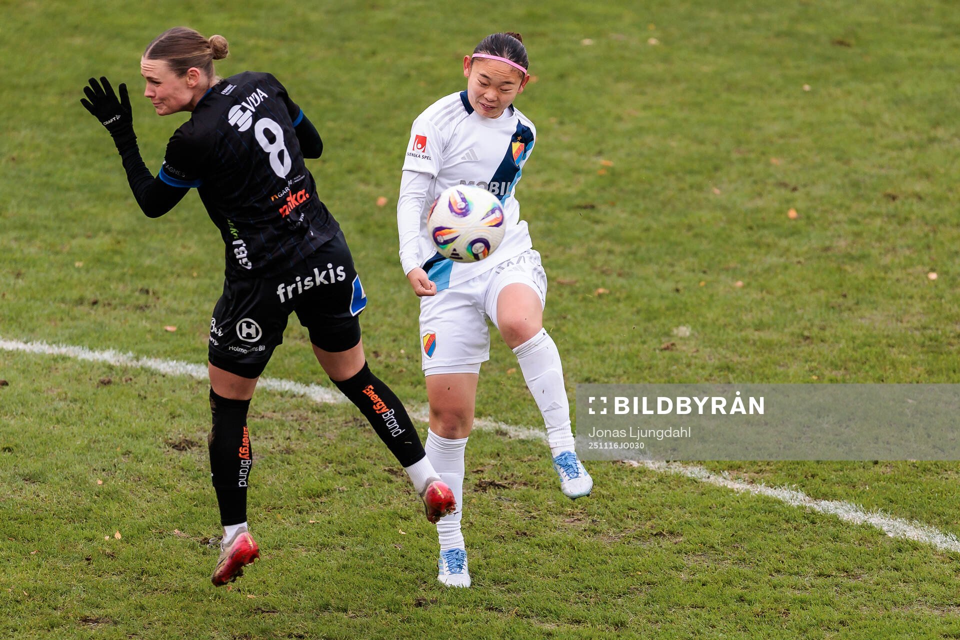 Växjö DFFs Maja Bodin och Djurgårdens Urara Watanabe