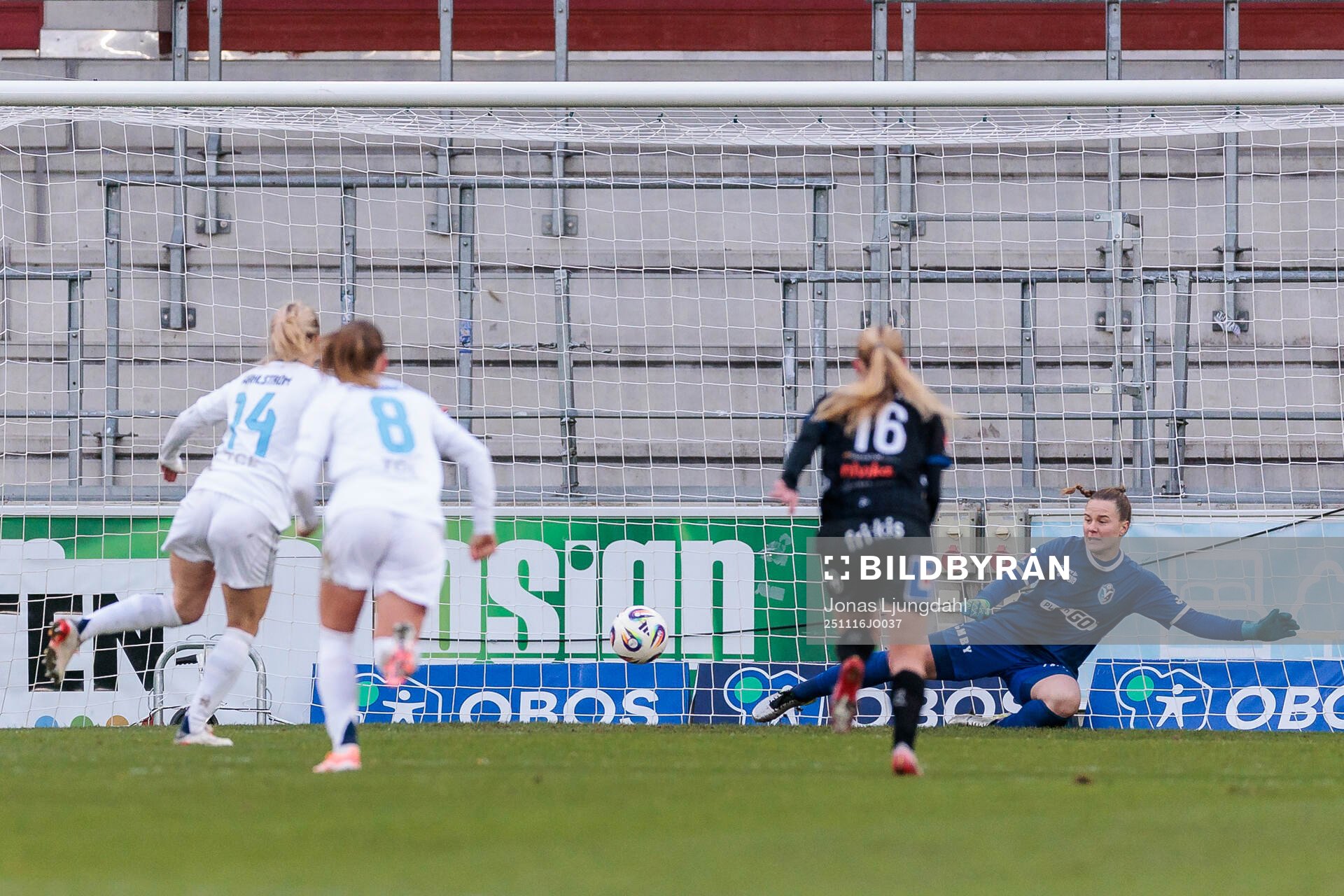 Djurgårdens Mimmi Wahlström gör mål 0-2 på straff