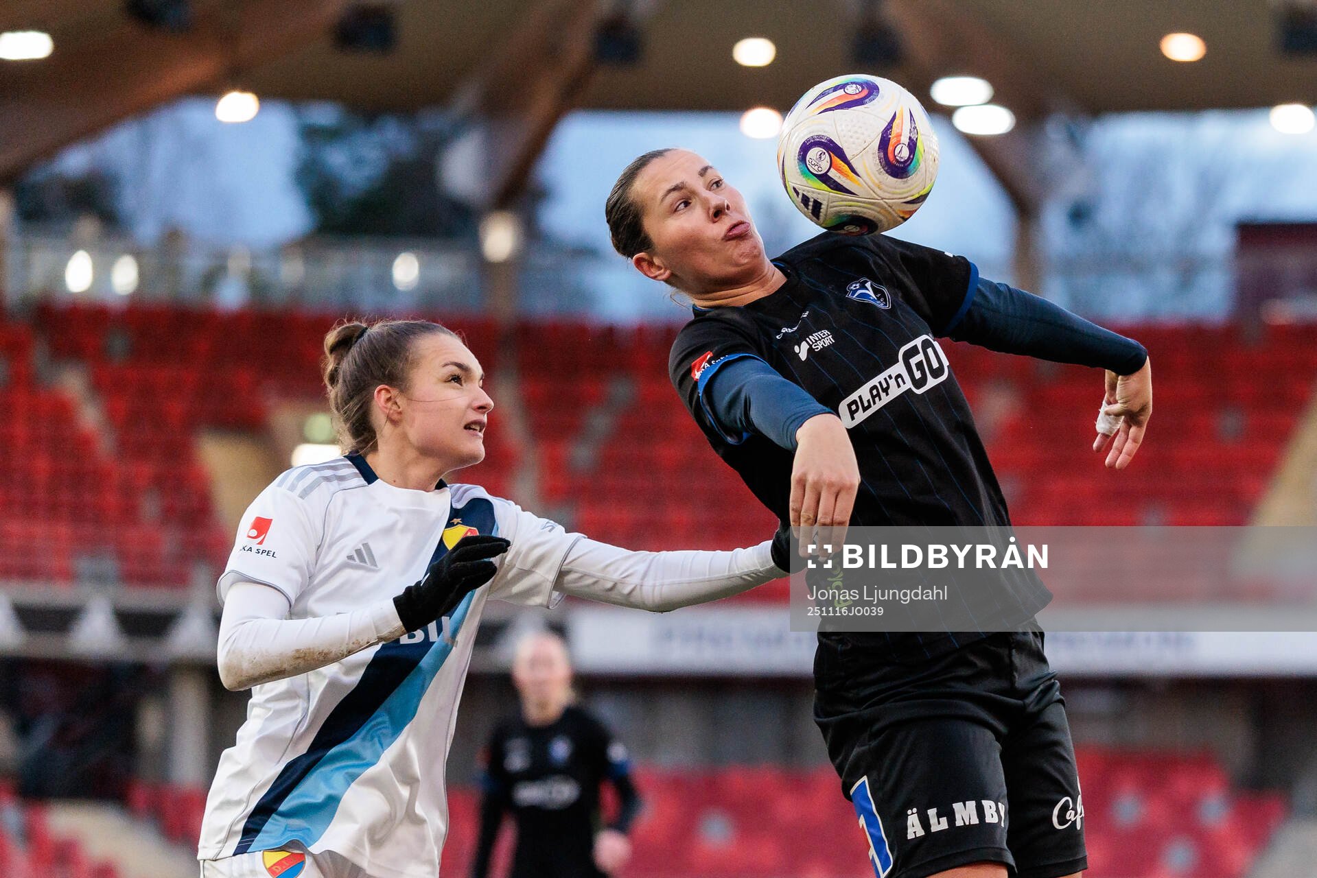 Djurgårdens Selma Larsen Svendsen och Växjö DFFs Nellie