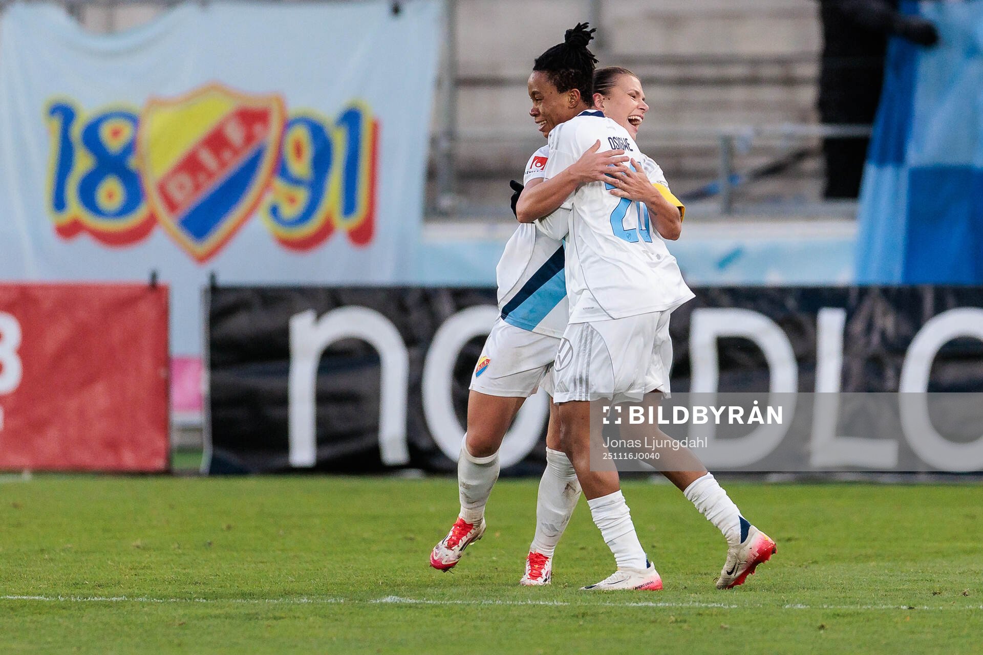 Djurgårdens Alexsandra Lobanova och Goodness Osigwe jublar