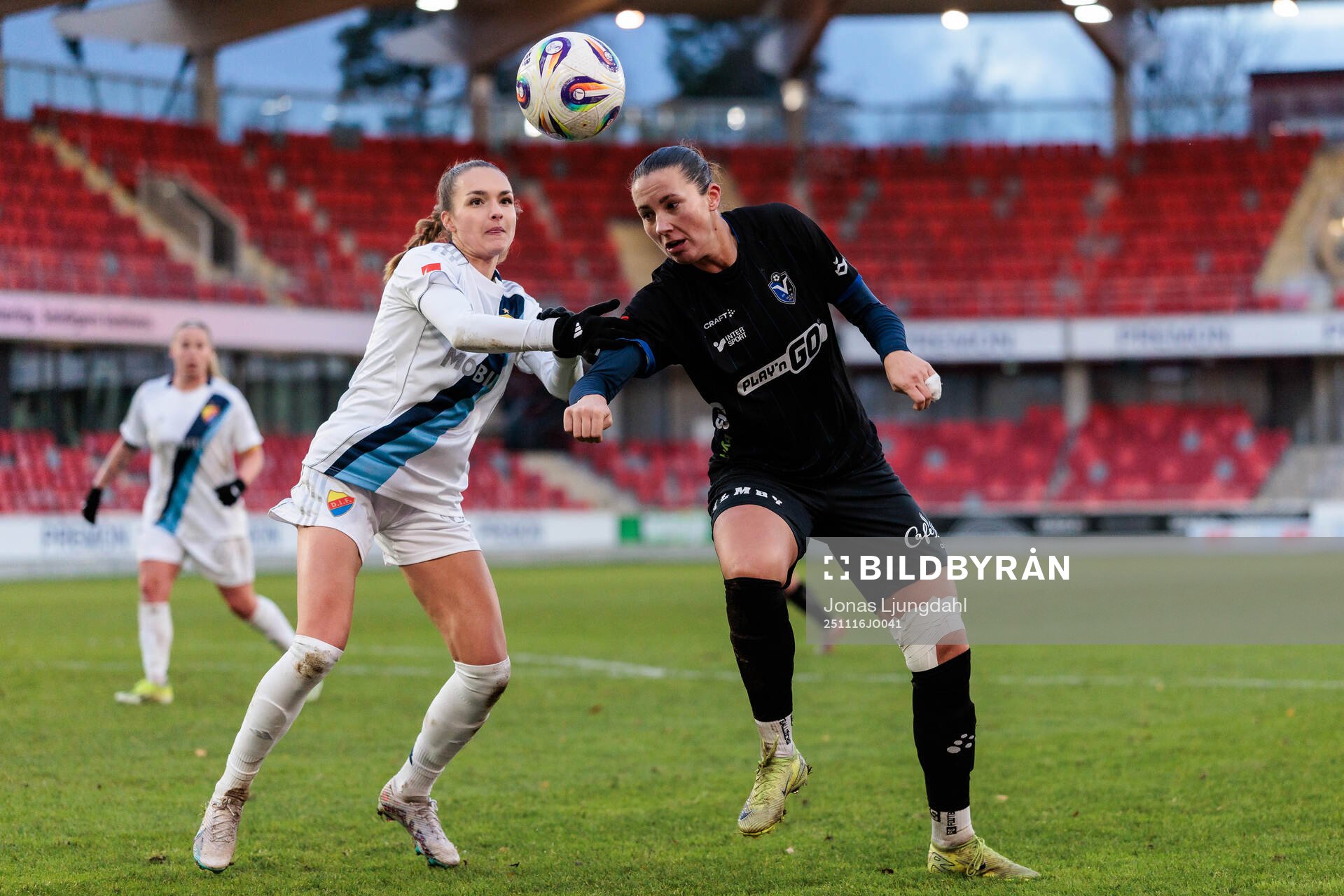 Djurgårdens Selma Larsen Svendsen och Växjö DFFs Nellie