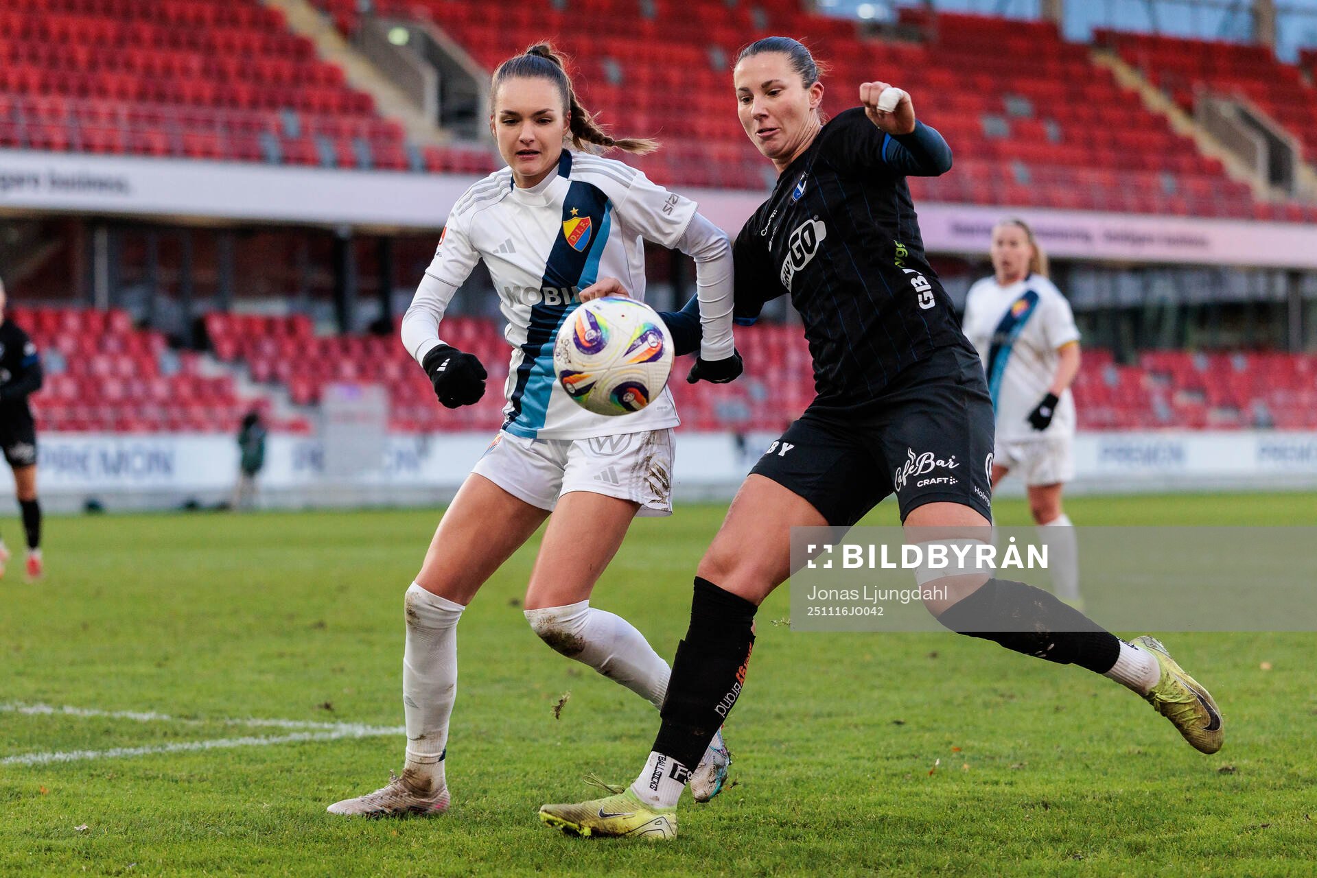 Djurgårdens Selma Larsen Svendsen och Växjö DFFs Nellie